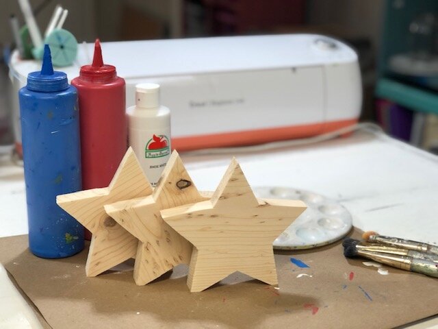 4th of July painted wood stars. How to paint and distress wooden stars for your Independence Day decor. DIY craft kit for adults. DIY farmhouse style decorations for your patriotic decor.