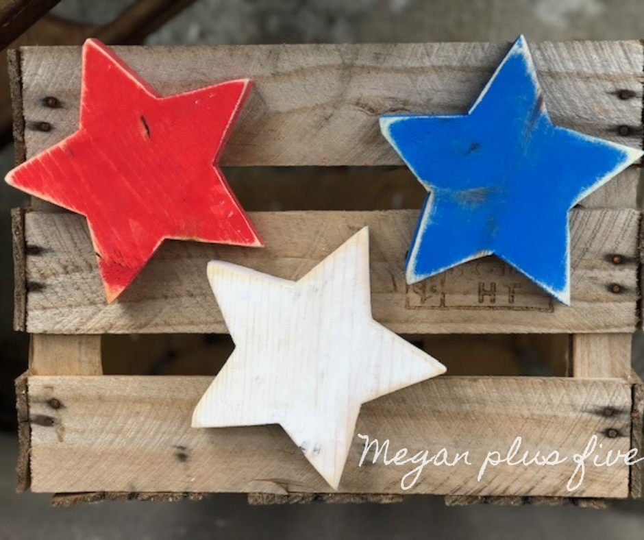 4th of July painted wood stars. How to paint and distress wooden stars for your Independence Day decor. DIY craft kit for adults. DIY farmhouse style decorations for your patriotic decor.