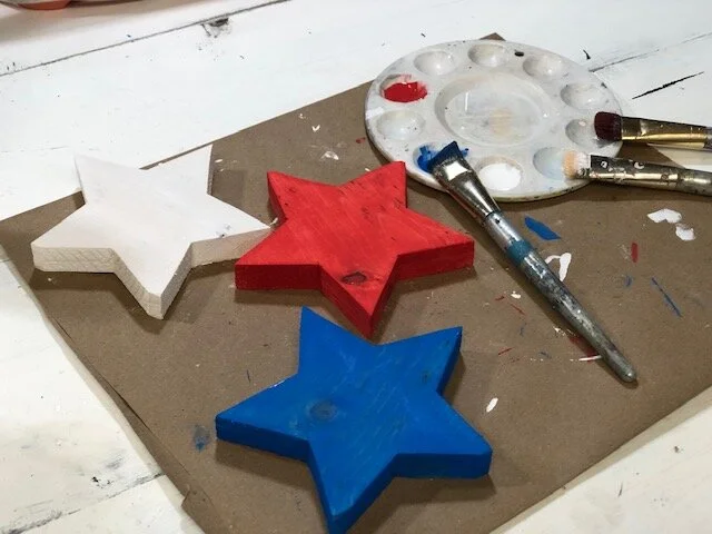 4th of July painted wood stars. How to paint and distress wooden stars for your Independence Day decor. DIY craft kit for adults. DIY farmhouse style decorations for your patriotic decor.