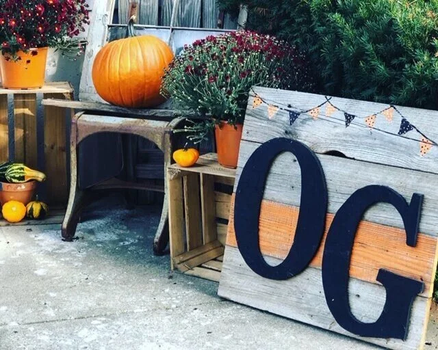fall+porch+pics3.jpgHow to make a pallet style sign from old wood. DIY sign making. How to put together a rustic style pallet sign.
