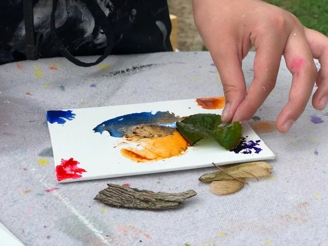 Painting with nature, a creative and fun experience to enjoy with your kids