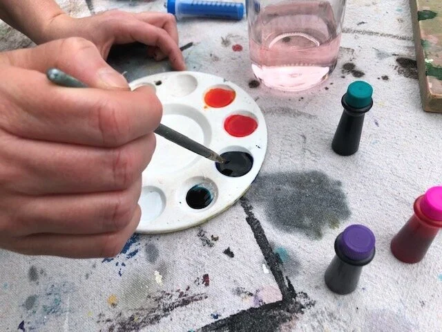 How to paint with nature, a fun outdoor craft to do with your kids. Paint on a dollar tree canvas with nature using food coloring, flowers, twigs, leaves.