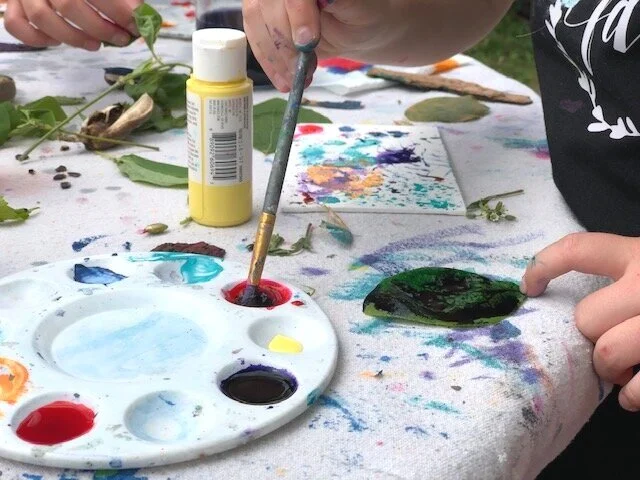 How to paint with nature, a fun outdoor craft to do with your kids. Paint on a dollar tree canvas with nature using food coloring, flowers, twigs, leaves.