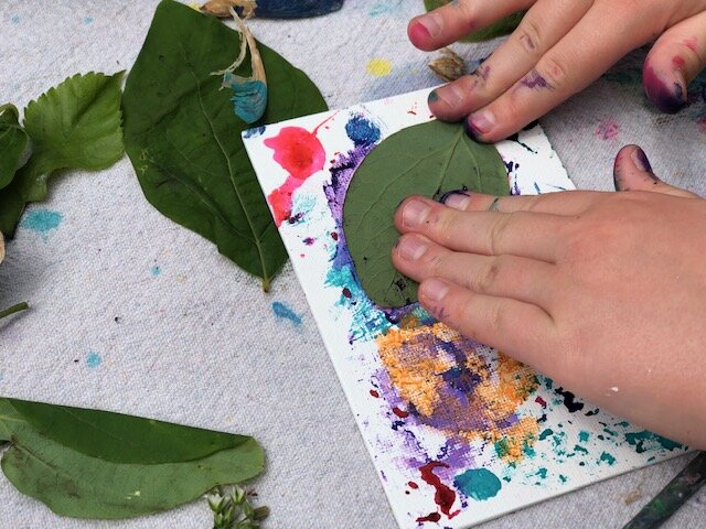 How to paint with nature, a fun outdoor craft to do with your kids. Paint on a dollar tree canvas with nature using food coloring, flowers, twigs, leaves.