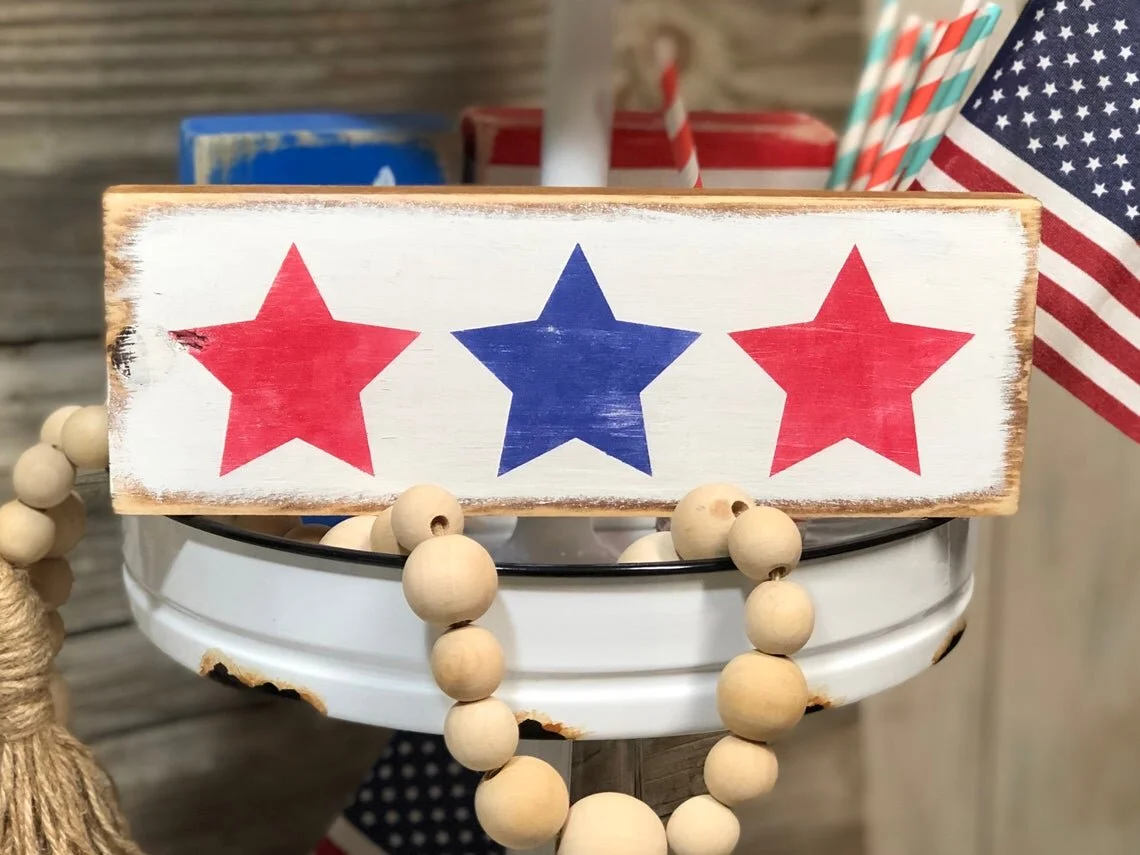 DIY Tiered Tray signs for 4th of July with Rae Dunn inspired SKINNY FONT 
