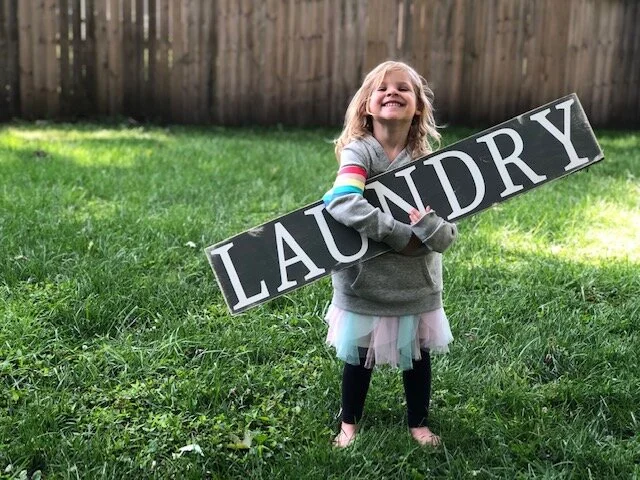 DIY painted &amp; distressed laundry room sign + FREE SVG