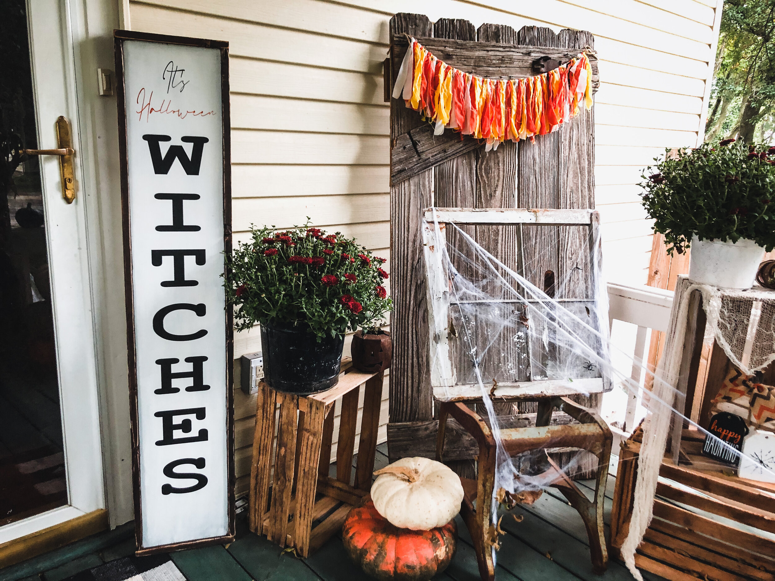 DIY Halloween framed leaning porch sign for your fall rustic farmhouse home decor. How to paint a Halloween front porch sign. It's Halloween witches large Halloween sign