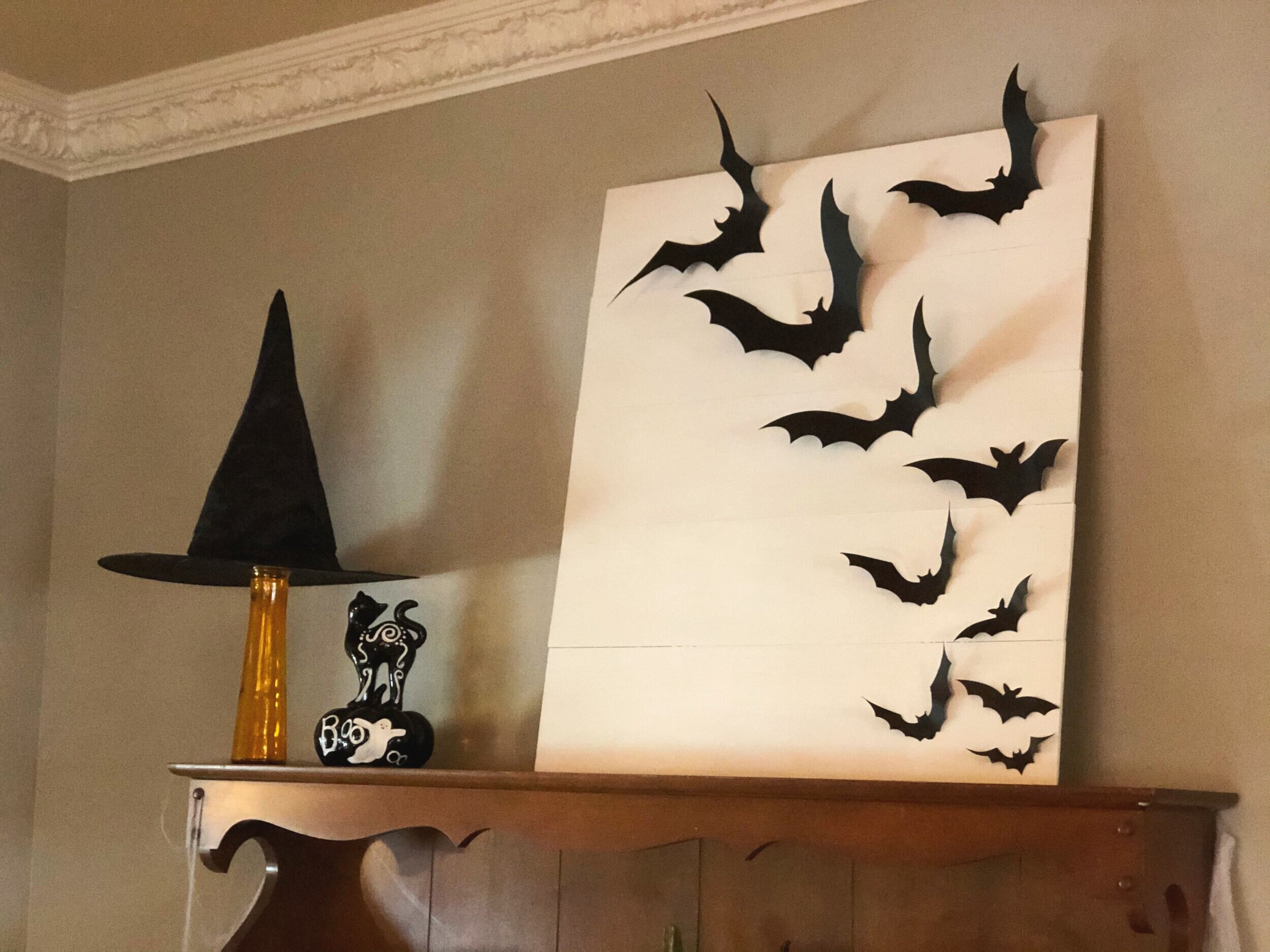 DIY flying bat sign using your Cricut cutting machine. How to make cardstock flying bats for Halloween. Easy and simple rustic Halloween Decor for your farmhouse style