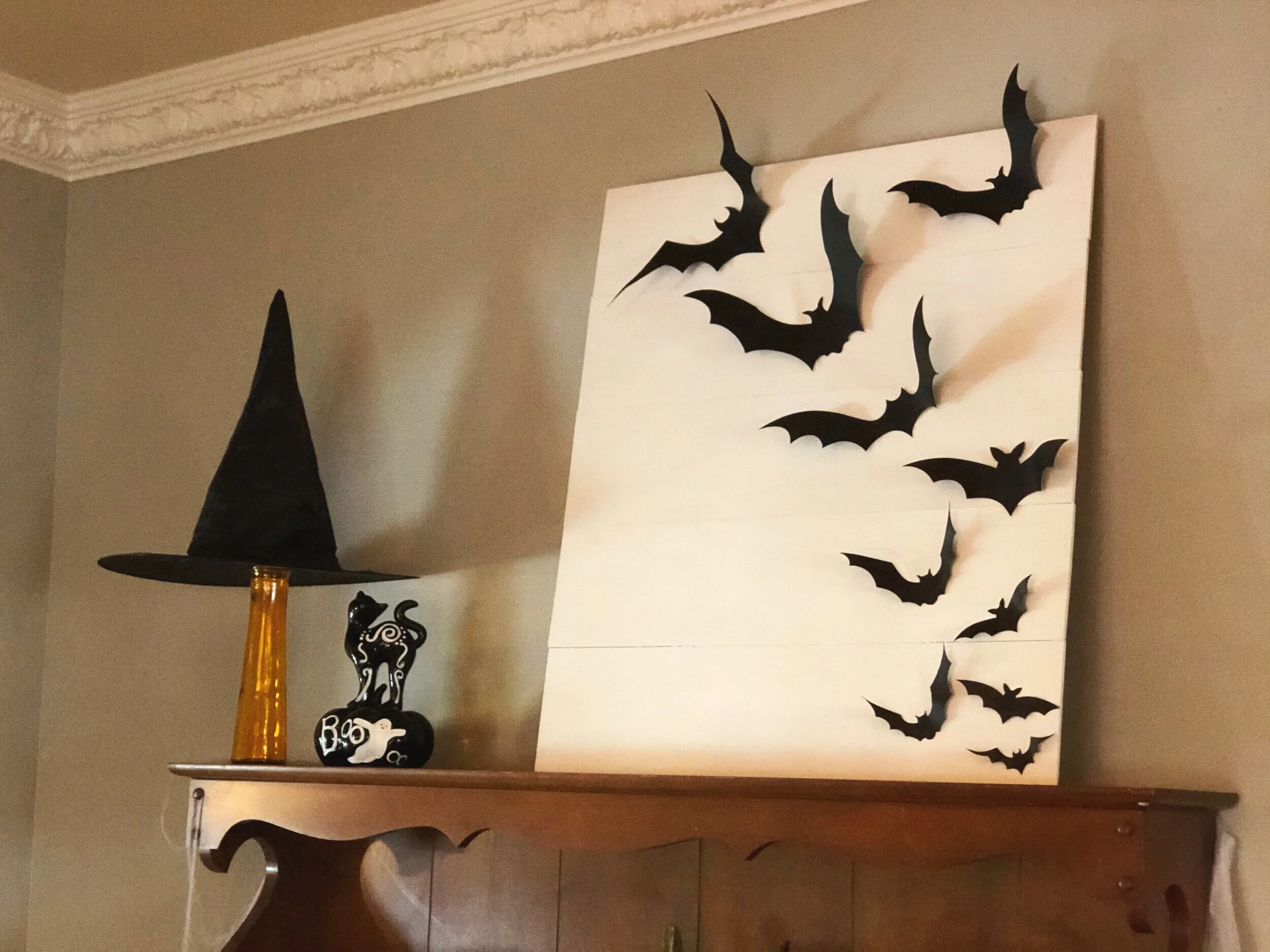 DIY interchangeable seasonal sign. How to make a blank sign to change out throughout the year. DIY holiday seasonal sign