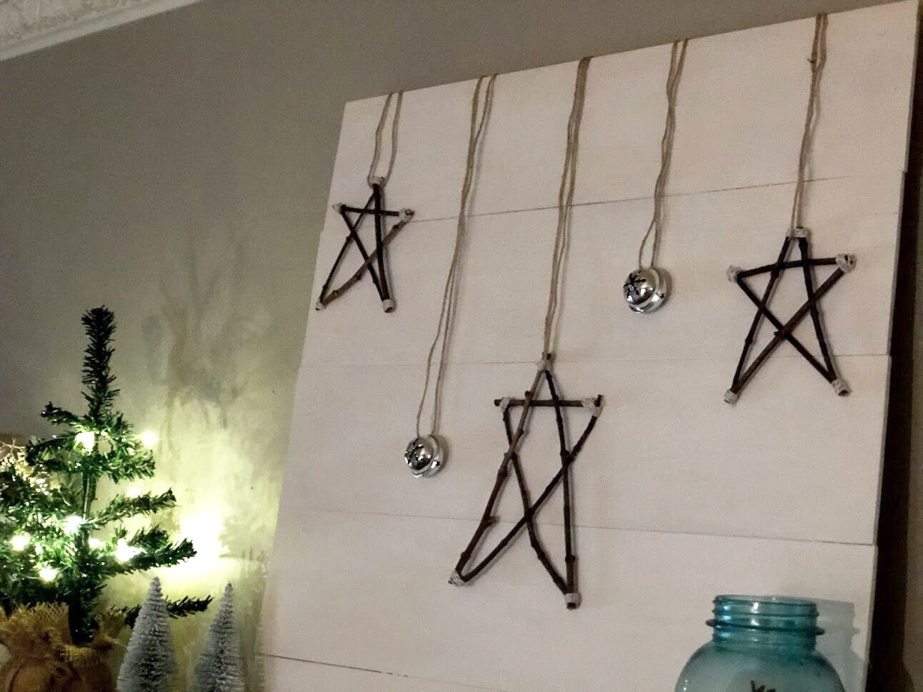 DIY twig stars for Christmas pallet sign. Interchangeable Christmas home decor on a budget. How to make easy and simple reversible home décor for the holidays. Make a sign from twigs.