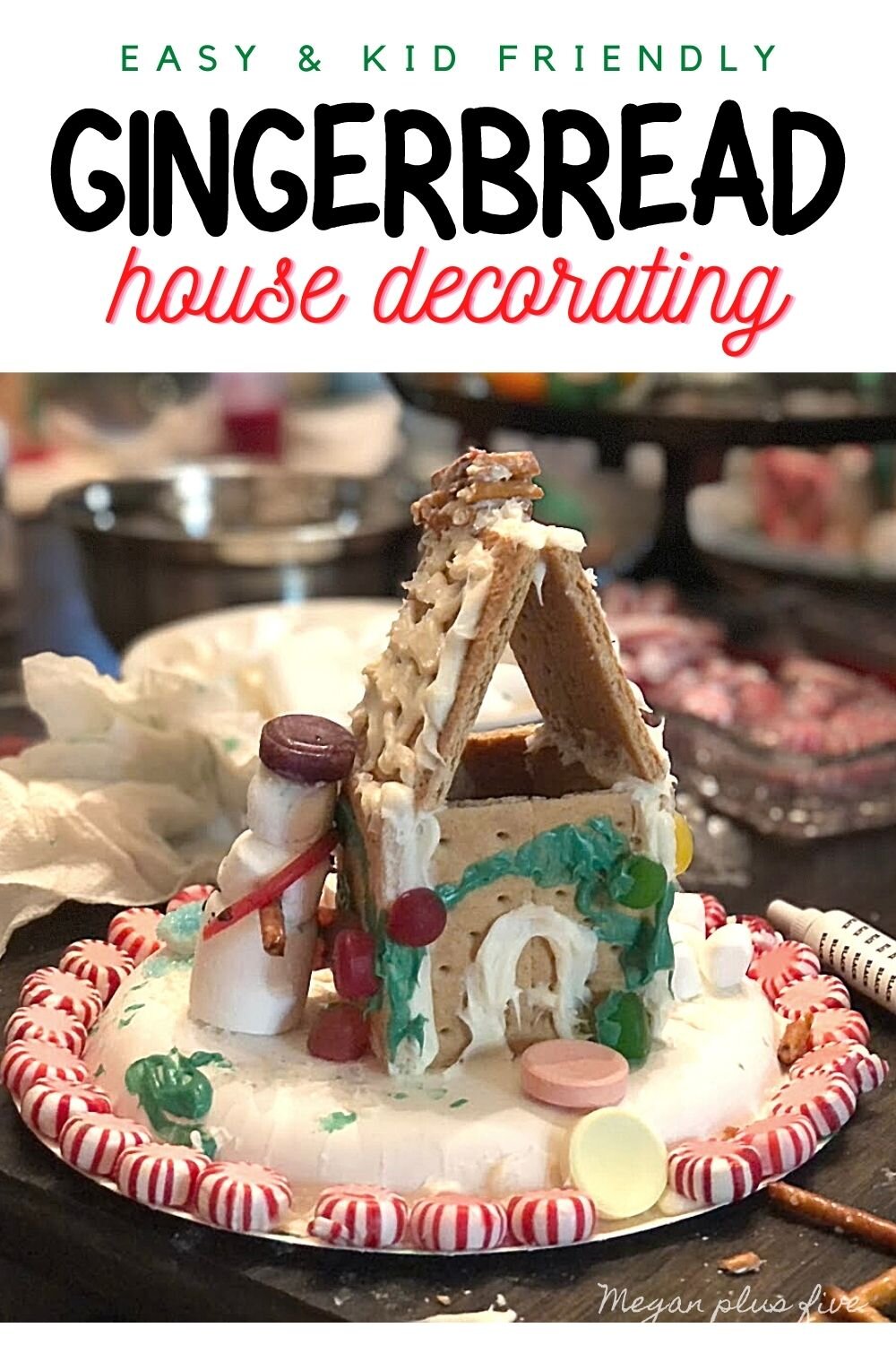 Kid friendly gingerbread house decorating party using graham crackers. How to have a stress free Christmas tradition party with your kids. Decorating gingerbread houses as a family. How to make easy gingerbread houses for kids.