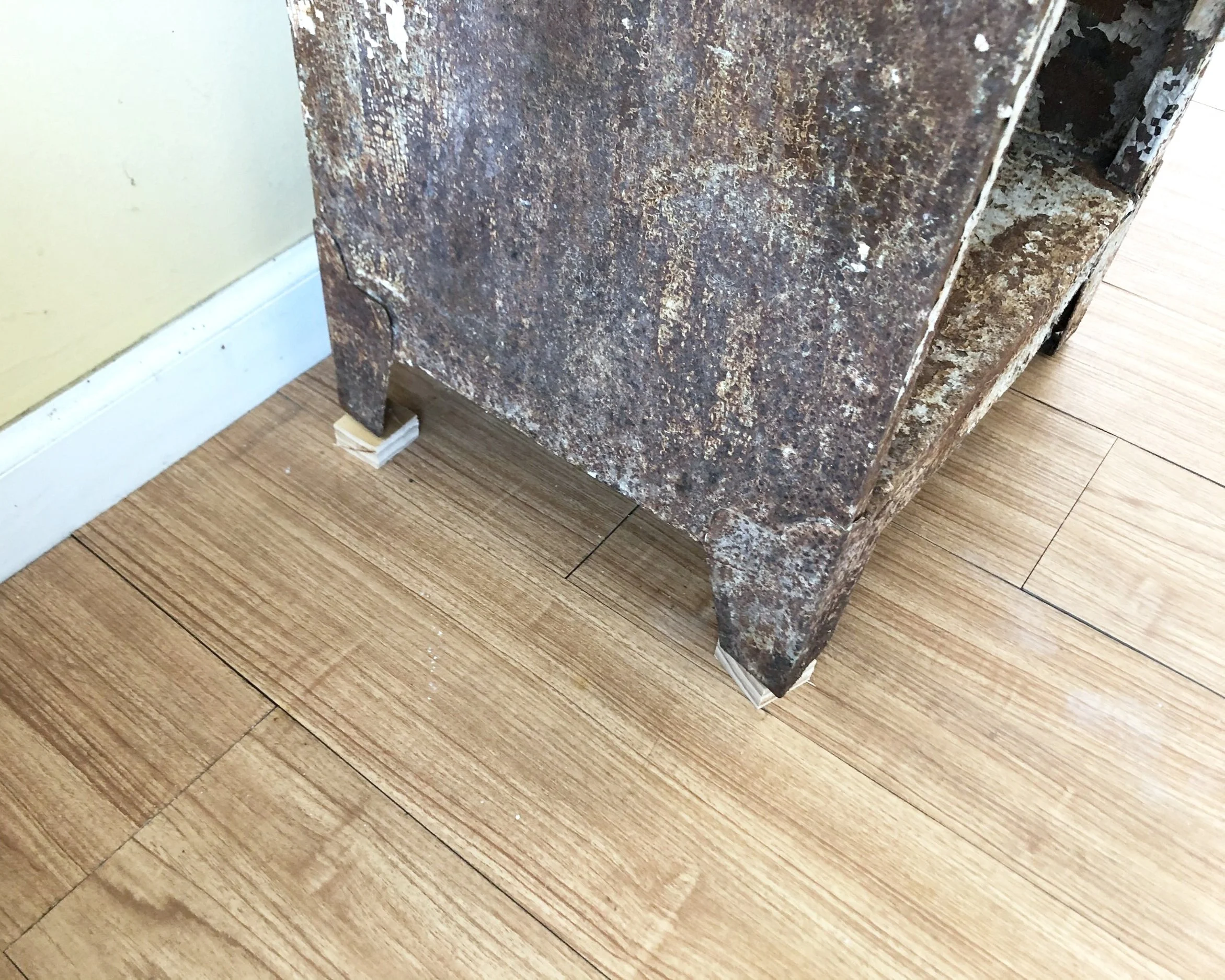 Rusty locker / metal cabinet repurposed for a mudroom sunporch. Turn an antique chipped paint locker into a shoe holder for your mudroom. Frugal rustic farmhouse furniture for your storage needs.
