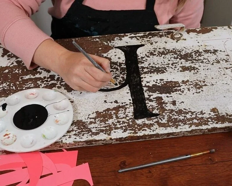 How to make a rustic farmhouse style front porch sign. DIY oh hello leaning porch sign using your Cricut or Silhouette cutting machine plus free svg.