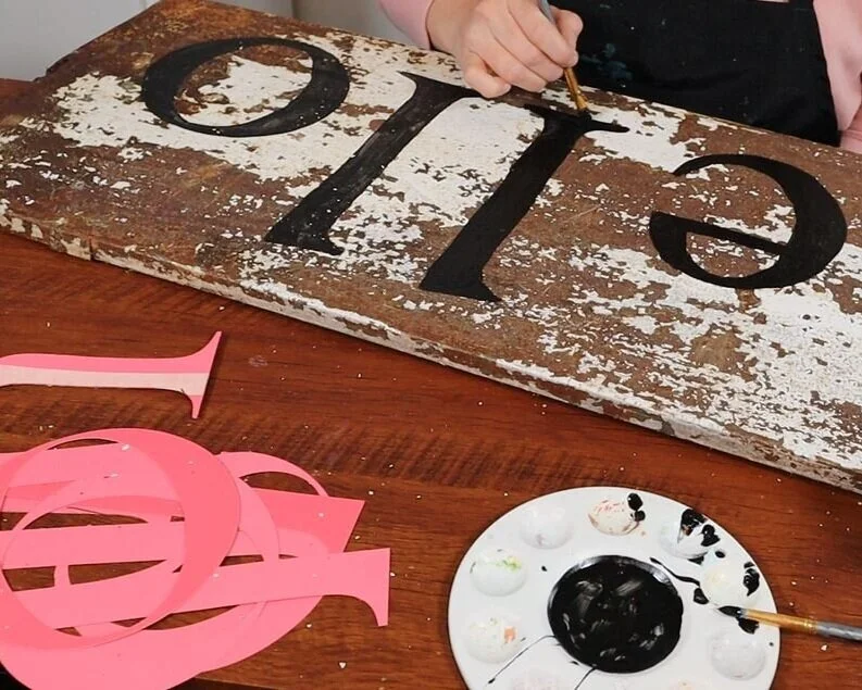 How to make a rustic farmhouse style front porch sign. DIY oh hello leaning porch sign using your Cricut or Silhouette cutting machine plus free svg.