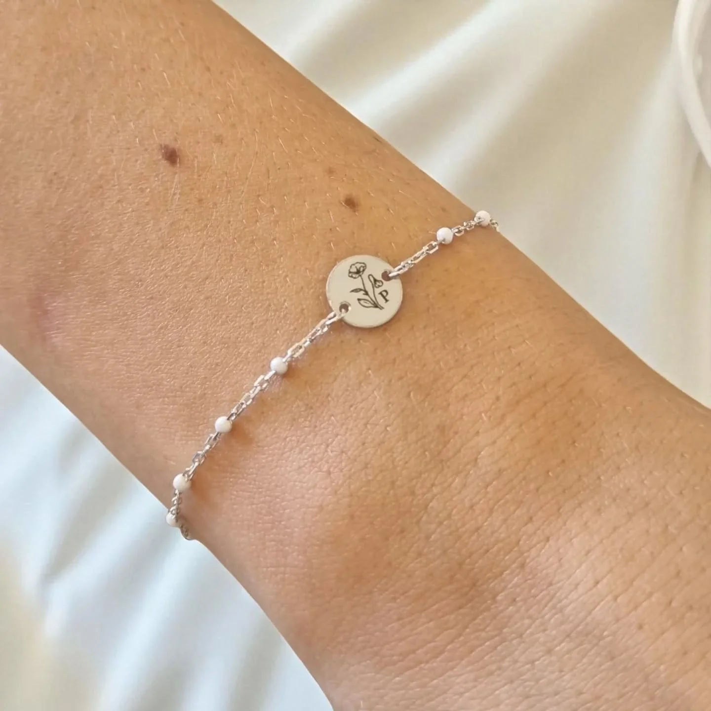 How cute is this custom engraved bracelet??? 😍 

Birthflower + Initial 

#ahintofink #permanentjewellery #permanentjewellerygoldcoast #foreverbraceletgoldcoast #engravedjewellerygoldcoast #jewellerygoldcoast