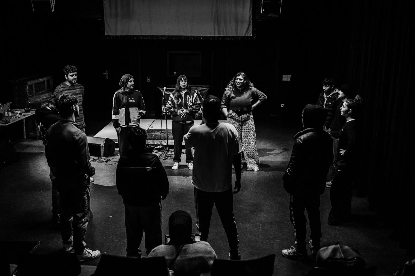 MIC DROP 

Recap #2 - behind the scenes 

📸 von @kalzfotografie

#empoweringyouththroughmusicandfilm #jugendlichestimmenverst&auml;rken #starkgemacht #jugenddemokratiefonds #hoftheaterkreuzberg