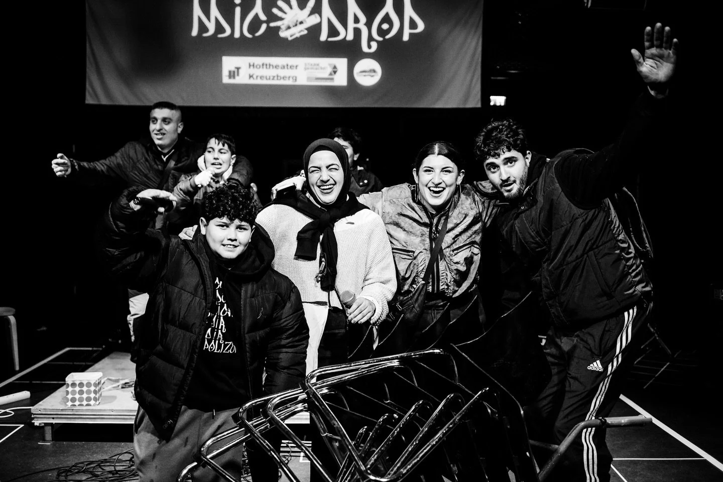 MIC DROP 

Recap#3 - the show 

📸 @ kalzfotografie 

empoweringyouththroughmusicandfilm #jugendlichestimmenverst&auml;rken #starkgemacht #jugenddemokratiefonds #hoftheaterkreuzberg