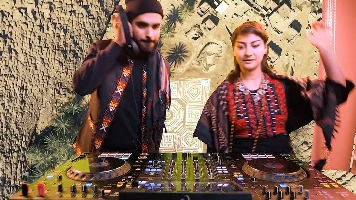 XOXO

Zum Abschluss unseres DJ-Workshops im Jugendklub @kijuzdieoase letztes Jahr hatten @jet.asti und @farhadbal0ch die M&ouml;glichkeit, ihr gemeinsames B2B set in Sony Music&lsquo;s @circlestudiosberlin aufzunehmen. Mit ihrer Musik wollen die Beid