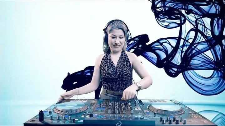 XOXO
Zum Abschluss unseres DJ-Workshops im Jugendklub dieoase letztes Jahr hatten die Teilnehmenden die M&ouml;glichkeit, ihre Sets in Sony Music&lsquo;s @circlestudios aufzunehmen. 

Unterst&uuml;tzt wurden sie dabei von den professionellen DJs @rob