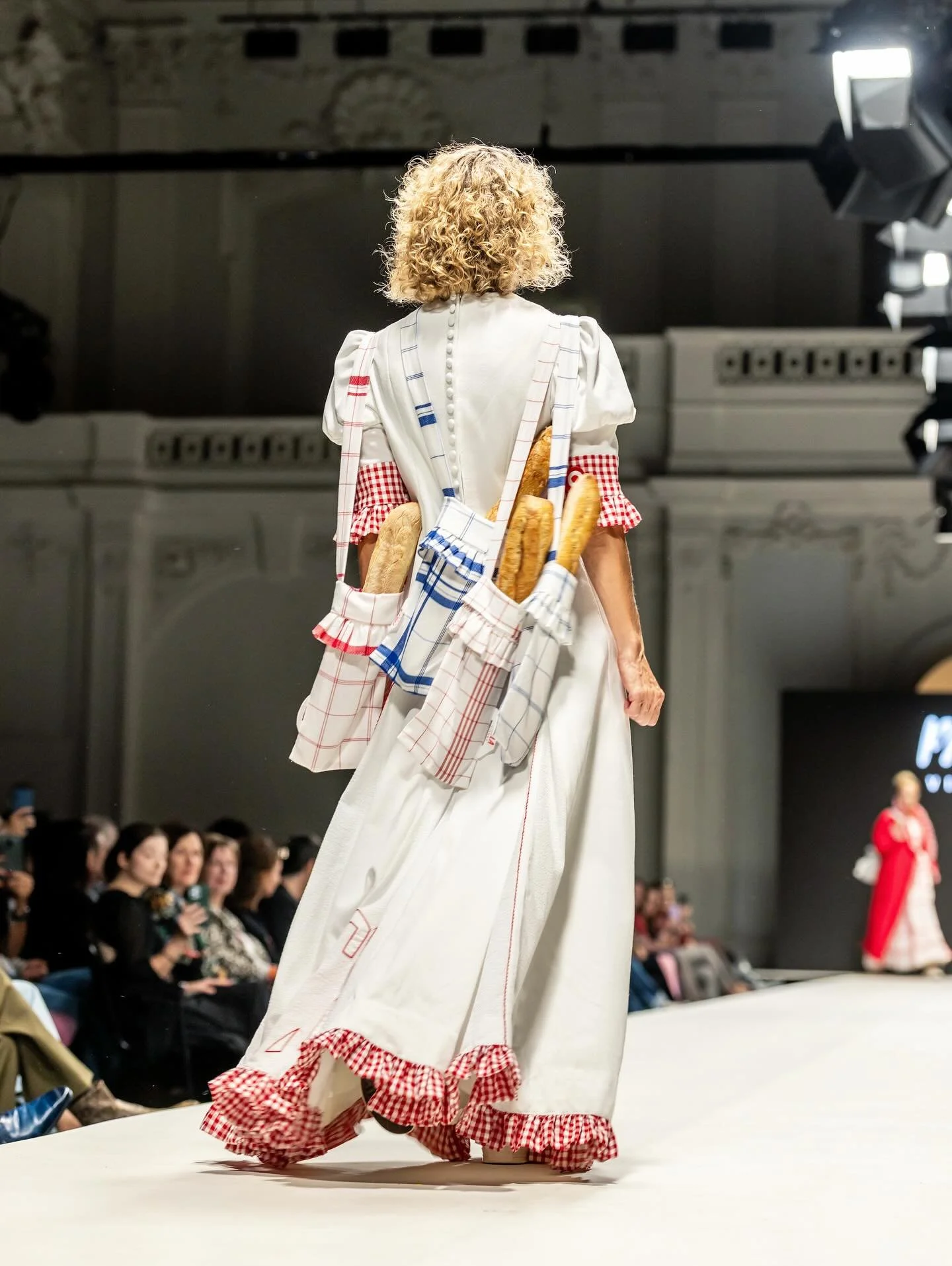 BAGUETTE BAG AHEAD 🥖ab 22.10. bei  uns im Shop und beim TOGETHER Fest mit Dinner im @undflora_wien 

Mit Stoffen zu arbeiten, die in &Ouml;sterreich gewebt werden - wie die typischen Karos von @vieboeckleinen aus dem M&uuml;hlviertel - machen wir sc