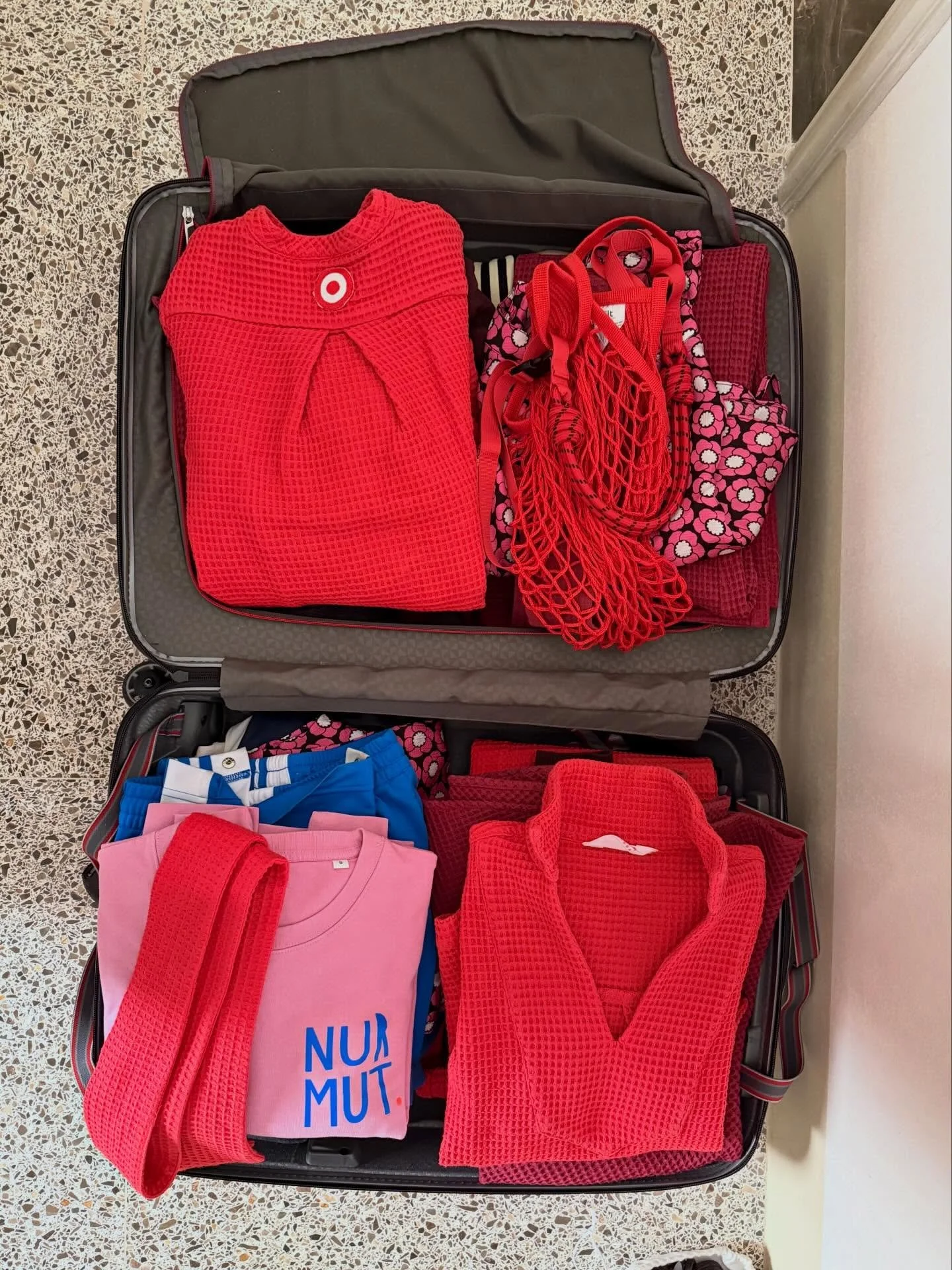 Bestes Outfit gerade wenn unterwegs, die 🔴 Reisewaffel. Frottiert und belebt 🔴 Dann auch gleich einen sch&ouml;nen Showroom entdeckt, so k&ouml;nnte der eigene aussehen 🔴 I&lsquo;ll go on!