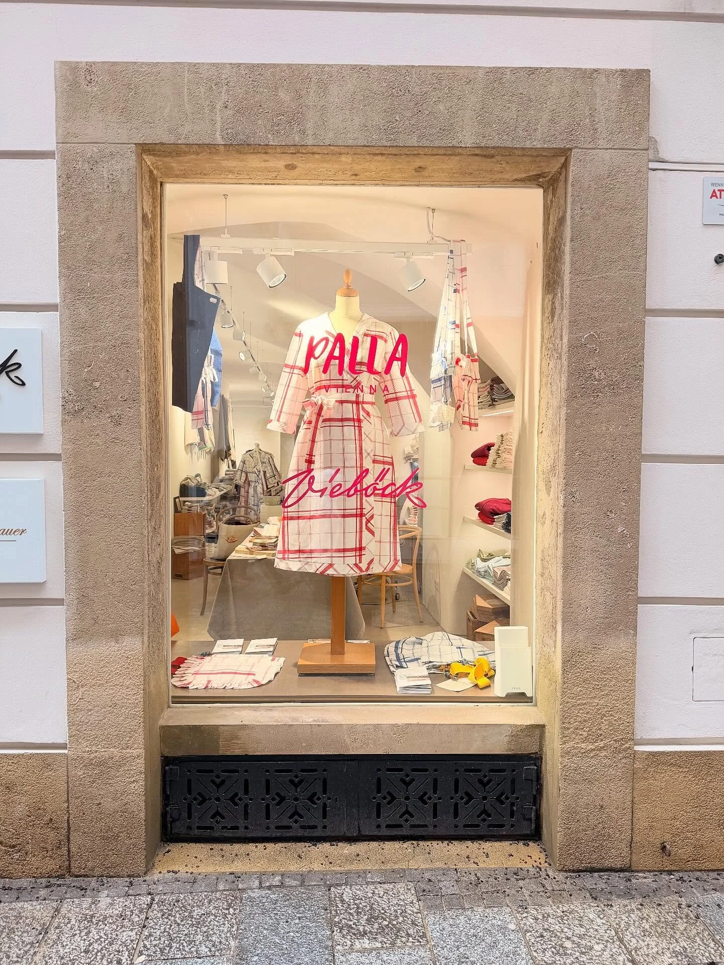 VIENNA CALLING

Im Herzen der Wiener Innenstadt hat @vieboeckleinen einen eigenen Store er&ouml;ffnet und zeigt mit @pallavienna die sch&ouml;nsten Seiten &ouml;sterreichischer Webkunst.

Bis Ende Februar ist @alexandrapalla mit ihrer Kitchen Kouture