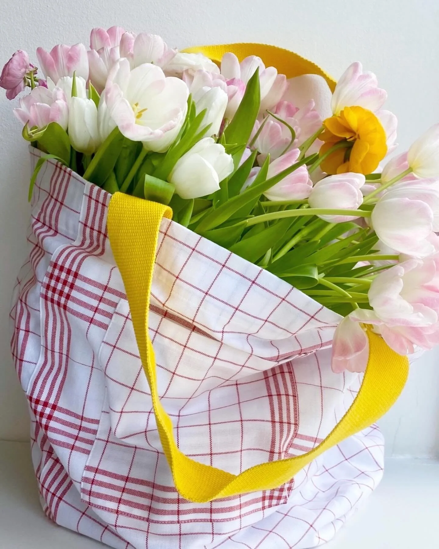 LOT OF LOVE gewinnen ❤️ im @vieboeckleinen Store Wien x @pallavienna wartet diese Bag gef&uuml;llt mit frischen Tulpen auf dich. Kommentiere hier mit 💐 und hol dir deine LOT OF LOVE Bag am Valentinstag* bei uns ab. 

VIEB&Ouml;CK Wien x PALLA Vienna