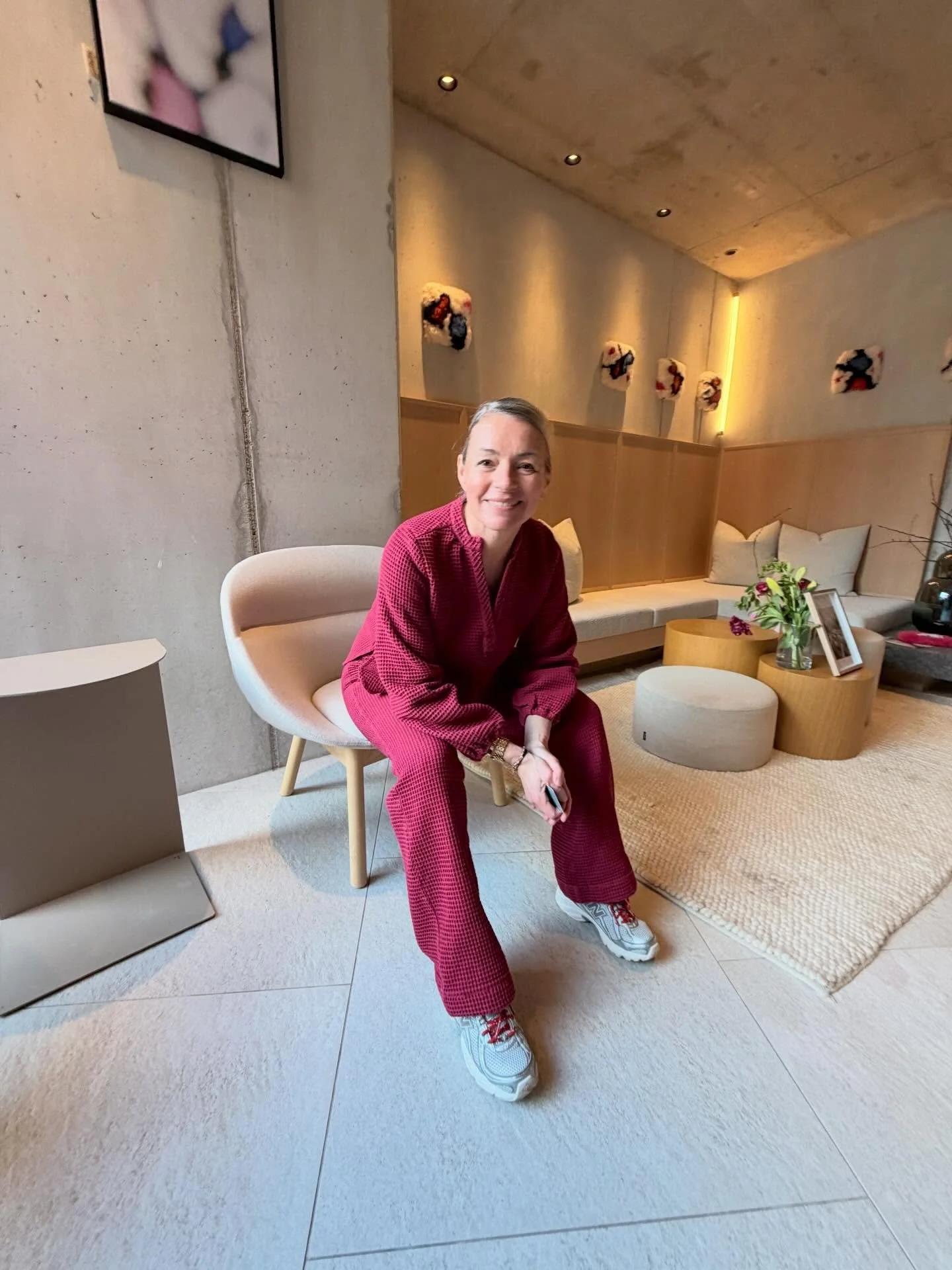 Wenn ich Kleidung entwerfe, frage ich mich selten zuerst, ob sie auff&auml;llt.

Ich frage mich: F&uuml;hlt sie sich gut an? Kann man darin leben? Kann man darin man selbst sein?

Die Waffel Kollektion ist genau aus diesem Gedanken entstanden.

Ein S