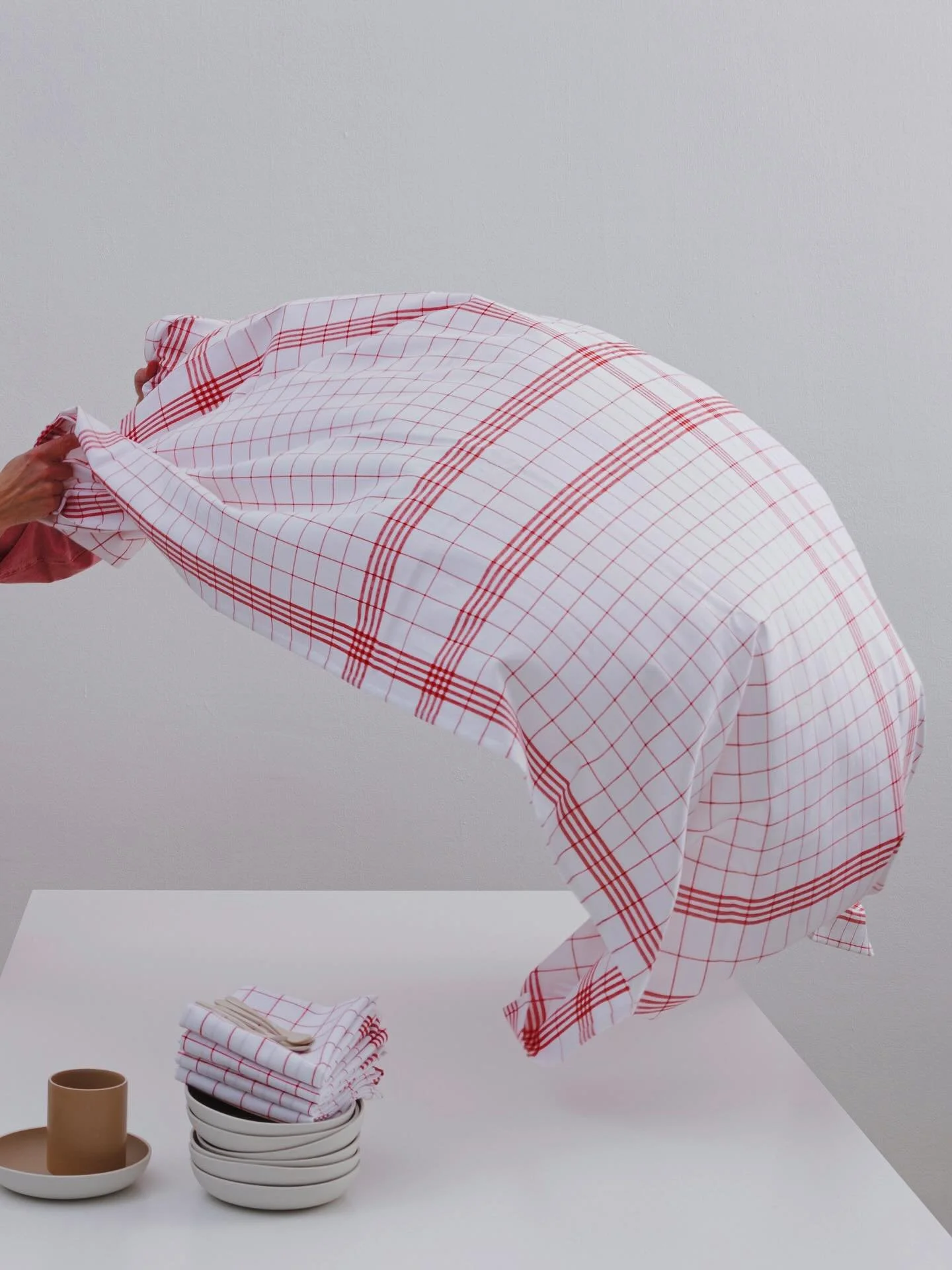 MIX und MATCH ✨ oder TON in TON

Unsere Tischt&uuml;cher gibt es in verschiedenen L&auml;ngen.
Die Servietten in vielen Farben.

Kombiniere, was dir gef&auml;llt &ndash;
und gestalte deinen Tisch immer wieder neu.

Welche Kombination ist dein Favorit