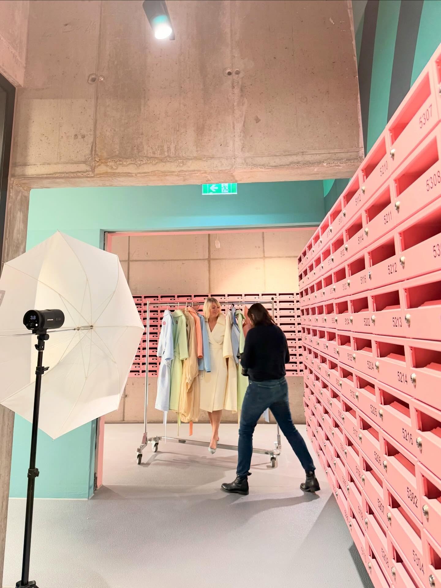F&uuml;r das Shooting der neuen Sommer Pastell Collection haben wir uns eine ganz besondere Location in Wien ausgesucht 🍧🍦🍨 Wer erkennt sie? 

PRE-ORDER ab Mitte APRIL.

Die neuen Teile zeigen wir euch auch beim n&auml;chsten Event &bdquo;Fr&uuml;