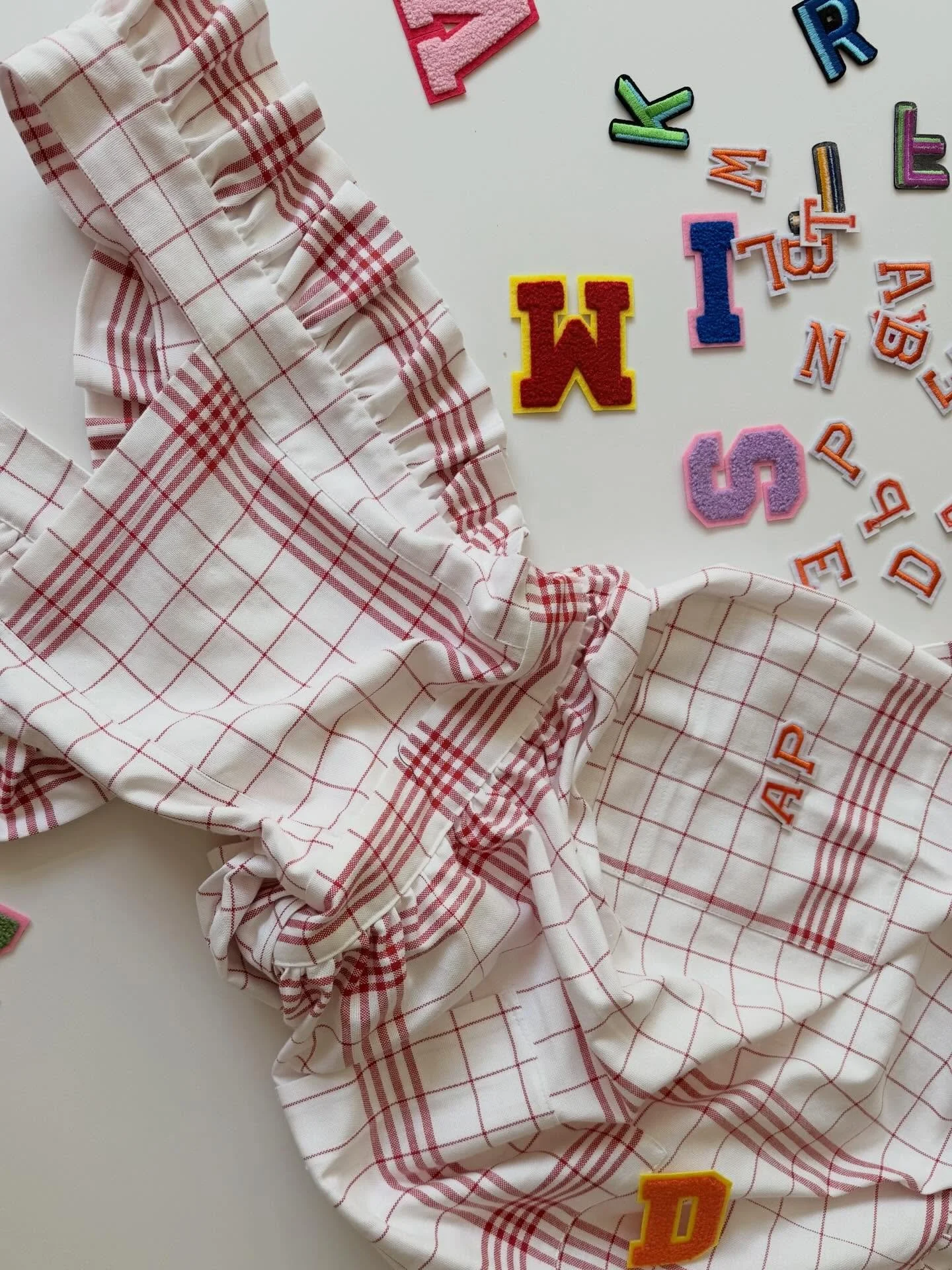 Nimm Platz an unserer PATCH BAR 🍹zu jedem ANNA Dress gibt es jetzt dein Wunschmonogram GRATIS dazu. 

Welches ist deines?

Von A-Z ist alles 🅾️.K. - die Stoffbuchstaben sind einfach zum Aufb&uuml;geln, waschbar und werden von dir an der Stelle plat