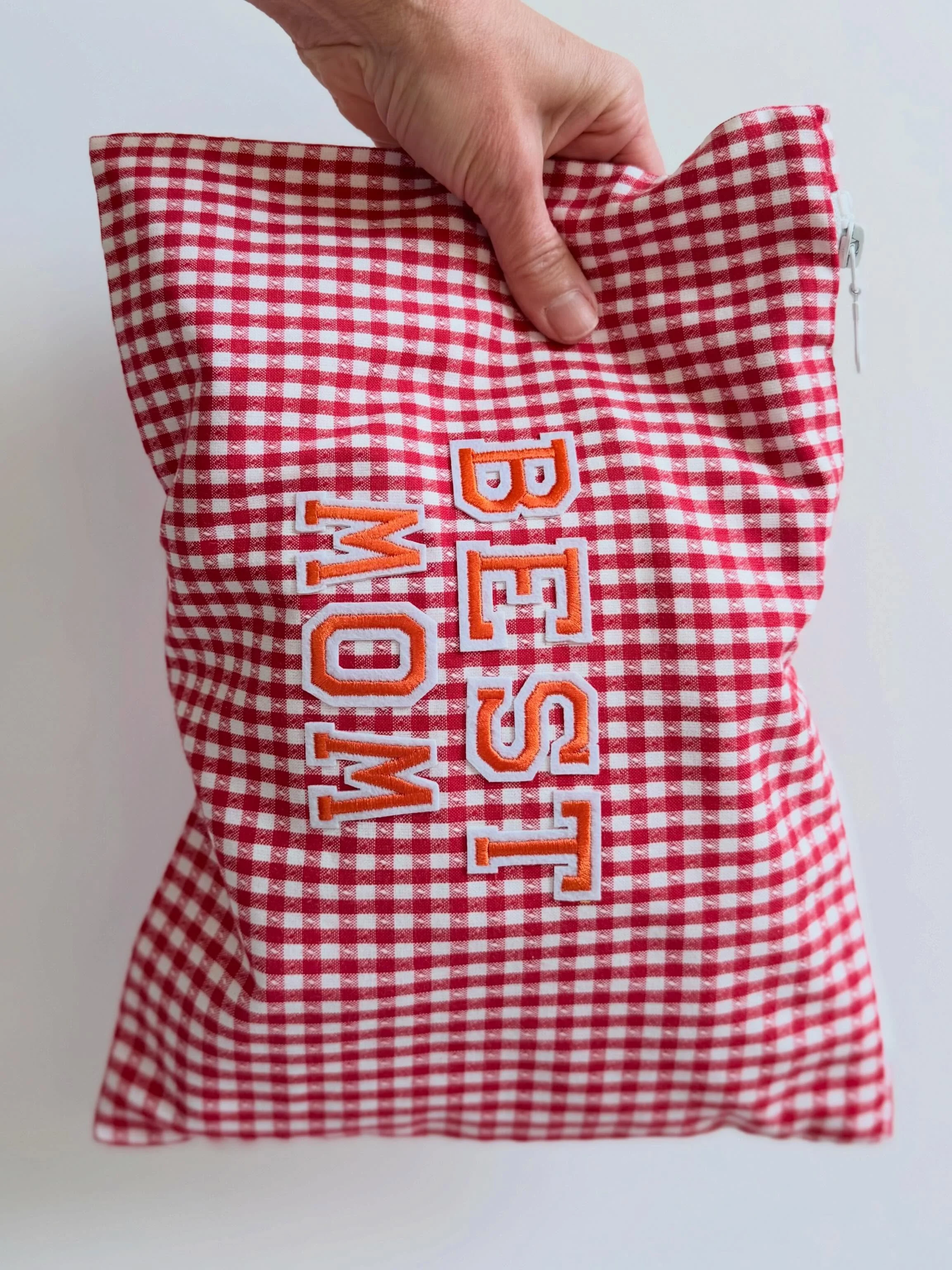 Der Muttertag steht vor der T&uuml;r und die besten Geschenke sind die, die nur f&uuml;r sie gemacht sind.

Wir personalisieren eine Tasche, eine Bluse, ein Kleid mit deinem Wunschmonogramm und verschicken es sofort. An dich oder eine Wunschadresse. 