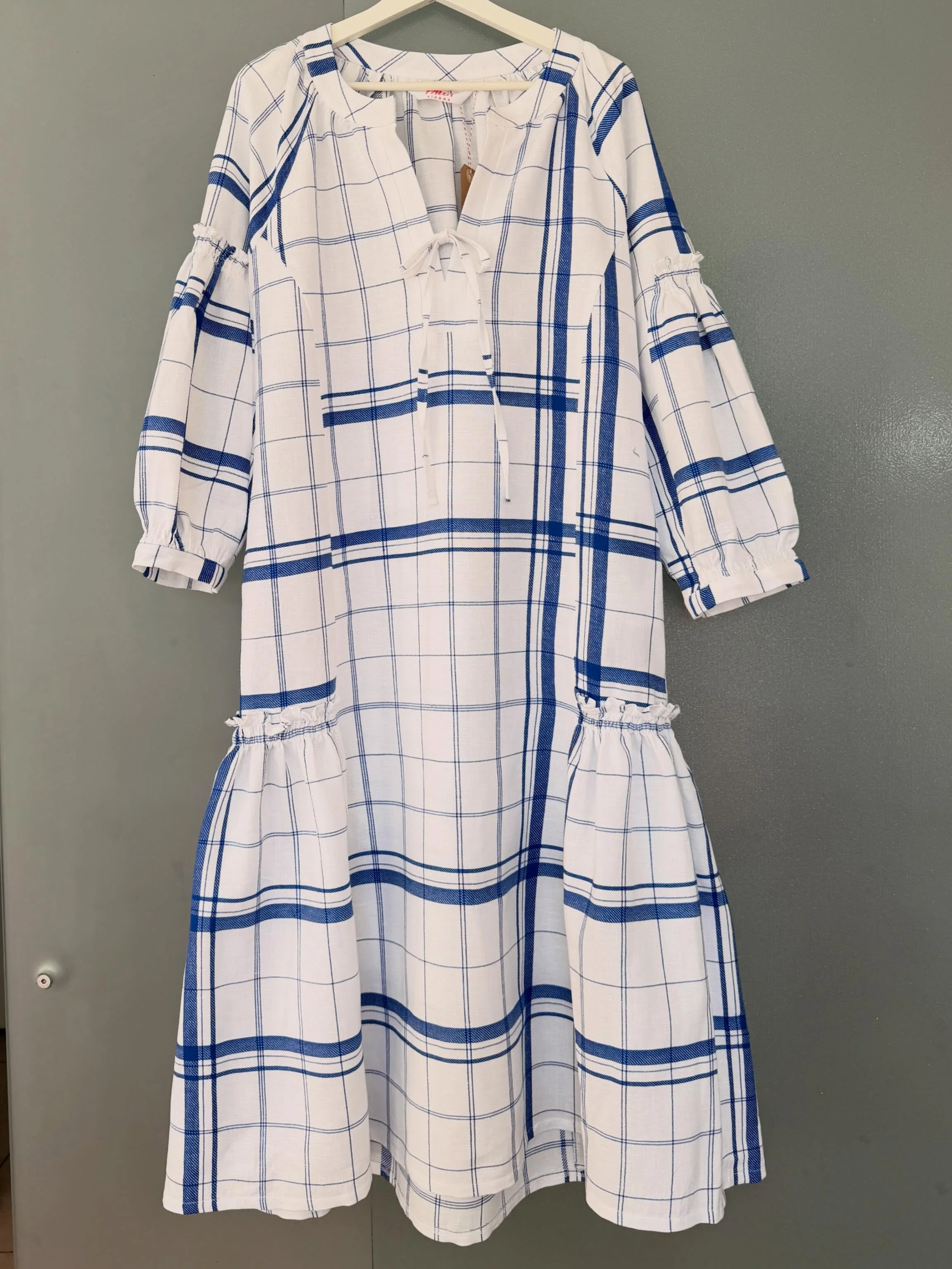 Noch aufregender als einen neuen Schnitt zu zeigen ist, einen neuen Schnitt und eine neue Farbkombination. 

Frisch vom Webstuhl kommt hier das Kleid HELENA. 

Ein Schnitt, zwei Farben. Mehr ab sofort auf pallavienna.com