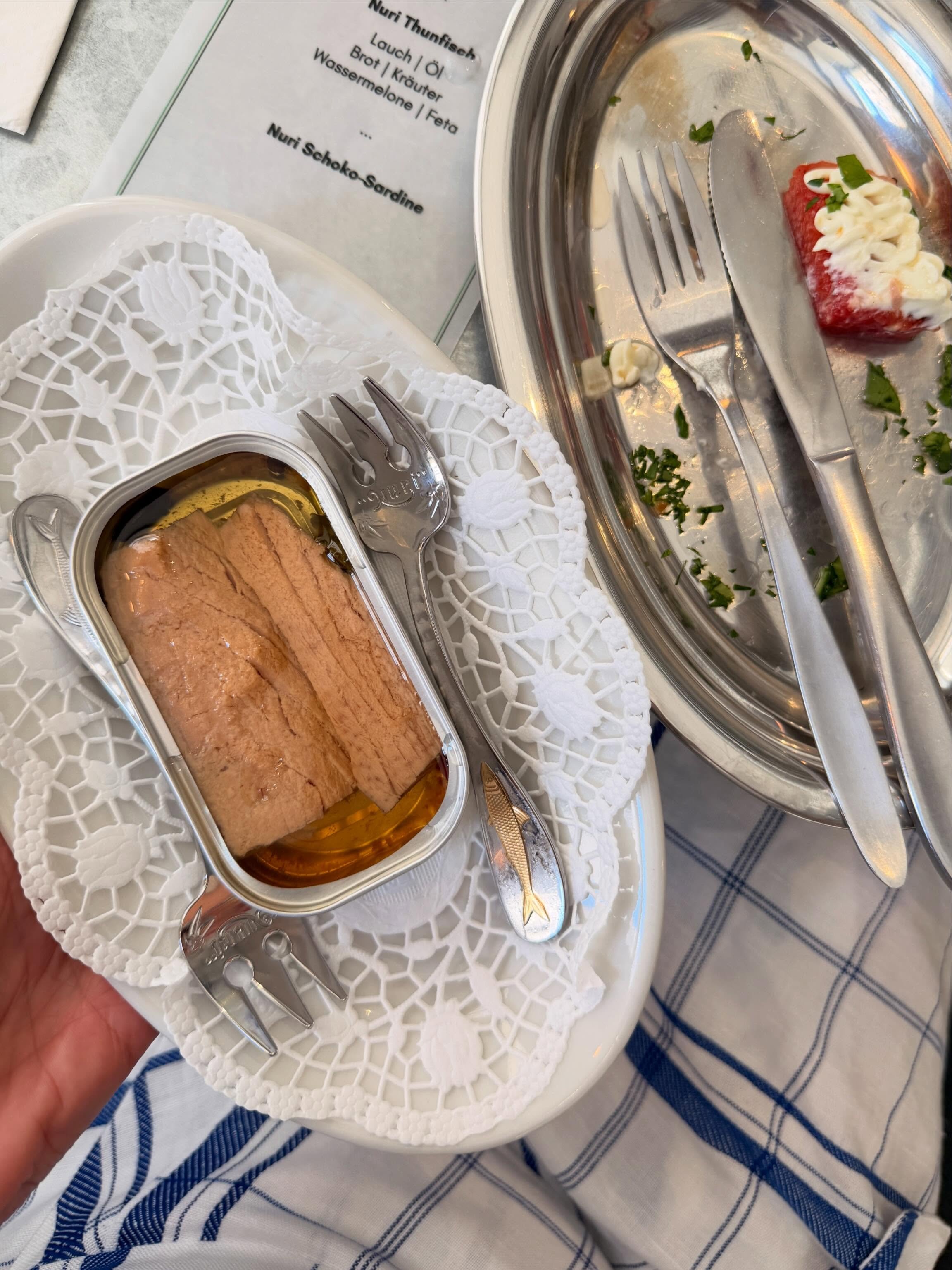 Von der Idee zum Detail und schon ist der neue Fisch am Tisch 🐟💛

@nuri_sardine hat im @bistro.fantasy die neue Thunfisch Edition aufgetischt - sehr gut die Sauce Hollandaise einfach &uuml;ber der offene Dose mit R&ouml;stzwiebel und die gesch&auml