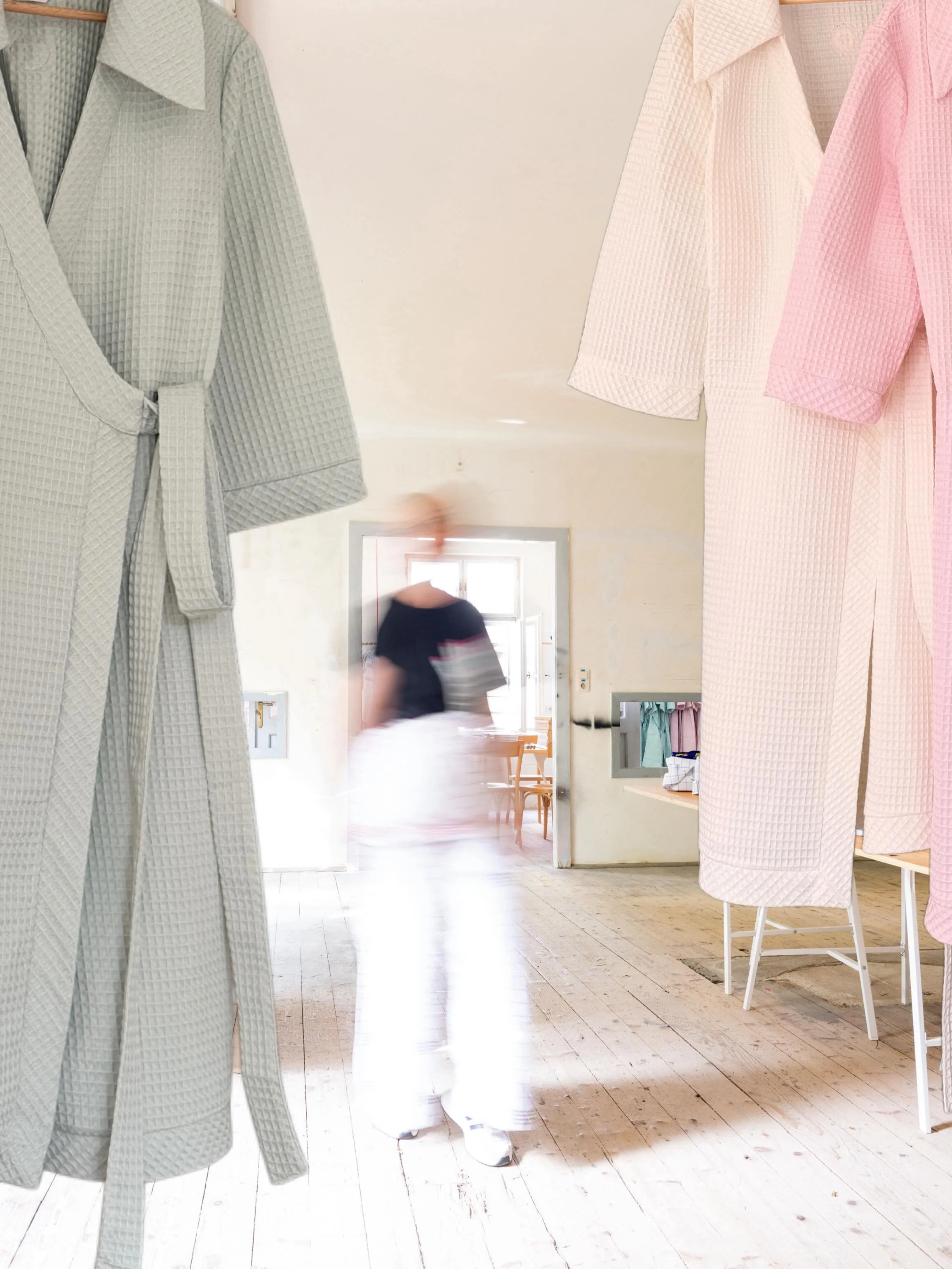 Das neue leichte Sommerfrische Piqu&eacute; ist da. 
Weicher und feiner denn je, in den Farben Butter, Aqua &amp; Ros&eacute;.

&Uuml;BERRASCHUNG jedes Sommerfrische Wickelkleid aus Waffelpique wird in der passenden Tasche dazu geliefert. 

Jetzt ONL