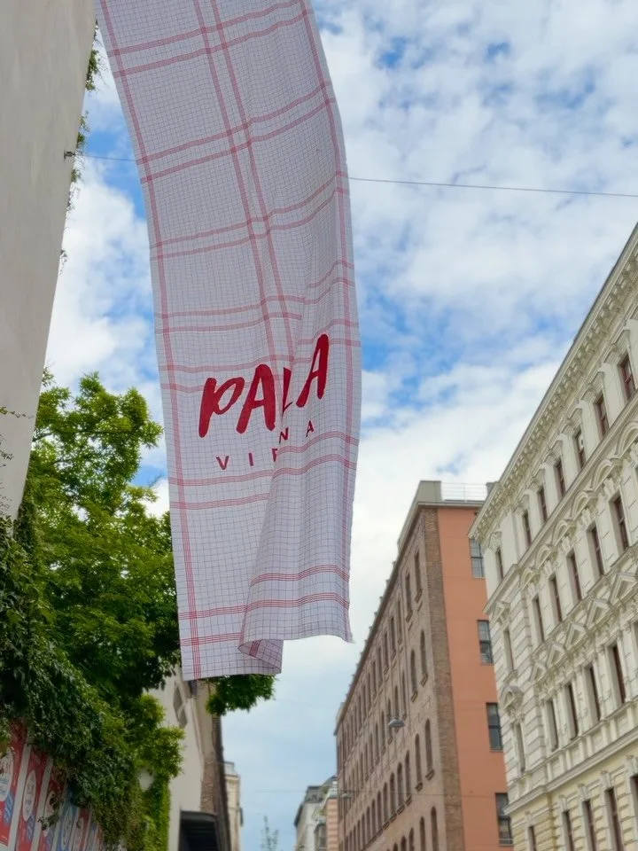 Ein einzigartiges Markterlebnis mit Karos, Waffeln und PALLAtschinken wartet auf dich. 

Am 22./23. MAI in der MARKTEREI.

Dazu Brunchen, Standln, Grillen, Honigfest, Garten, Bar, Kosten, Markthalle, PALLAtschinkenkurs* und der @pallavienna Pop Up Sh