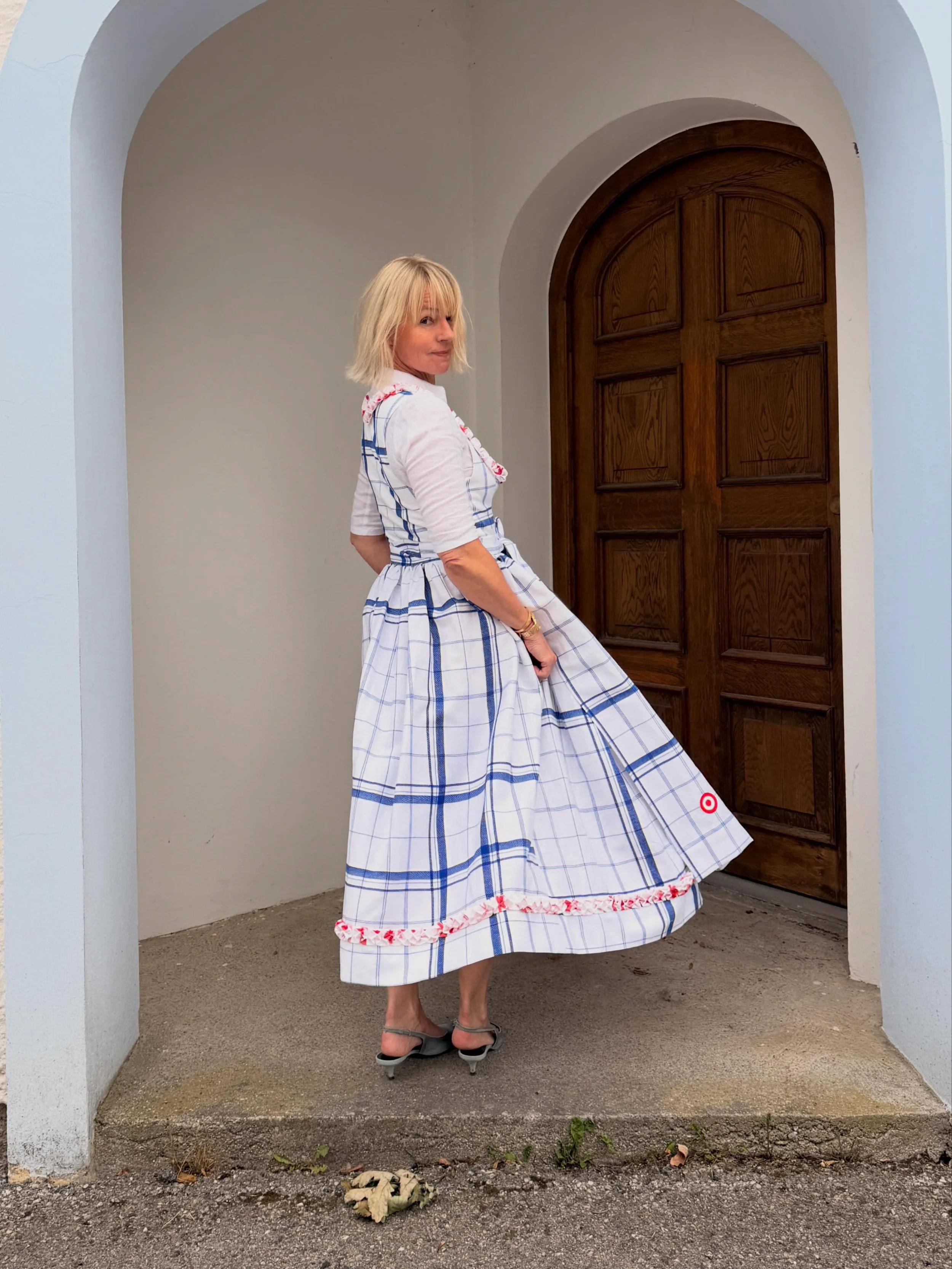 Die neuen Sommerfrische Dirndln in blau und rot sind da ❤️💙 mit &bdquo;Froschgoscherln&ldquo; am Ausschnitt und am Rocksaum.
Das leichte Halbleinen ist von @vieboeckleinen - eine der &auml;ltesten Webereien in Ober&ouml;sterreich - f&uuml;r dich gew