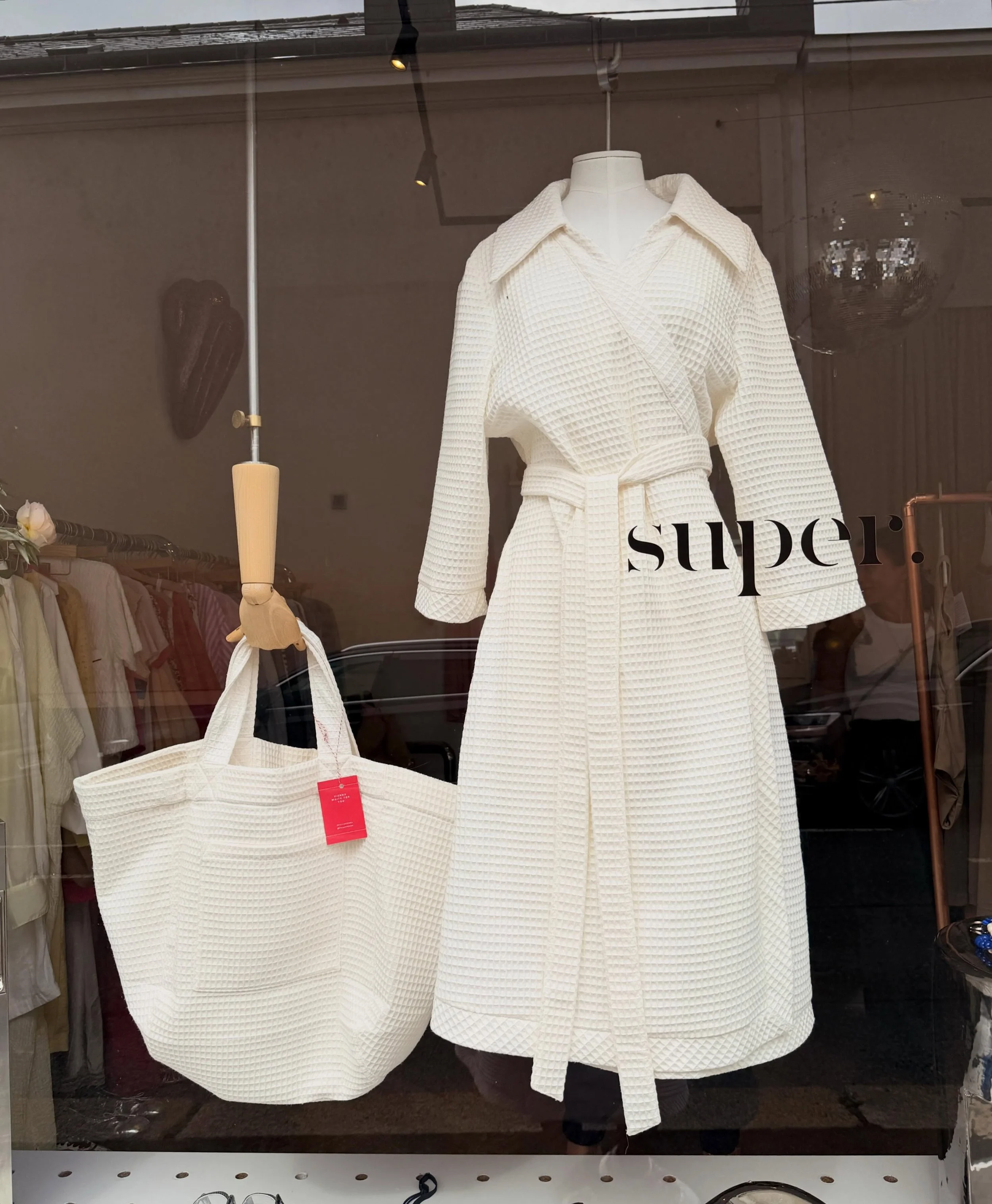 Die neue Sommerkollektion zwischen so l&auml;ssigen Marken wie
@bashparis 
@forte_forte 
@apc_paris 
zu sehen, die mich seit Jahren begleiten, f&uuml;hlt sich nach mehr an als dem Start einer neuen Kollektion.

Hier im Super Brand Store @super_vienna