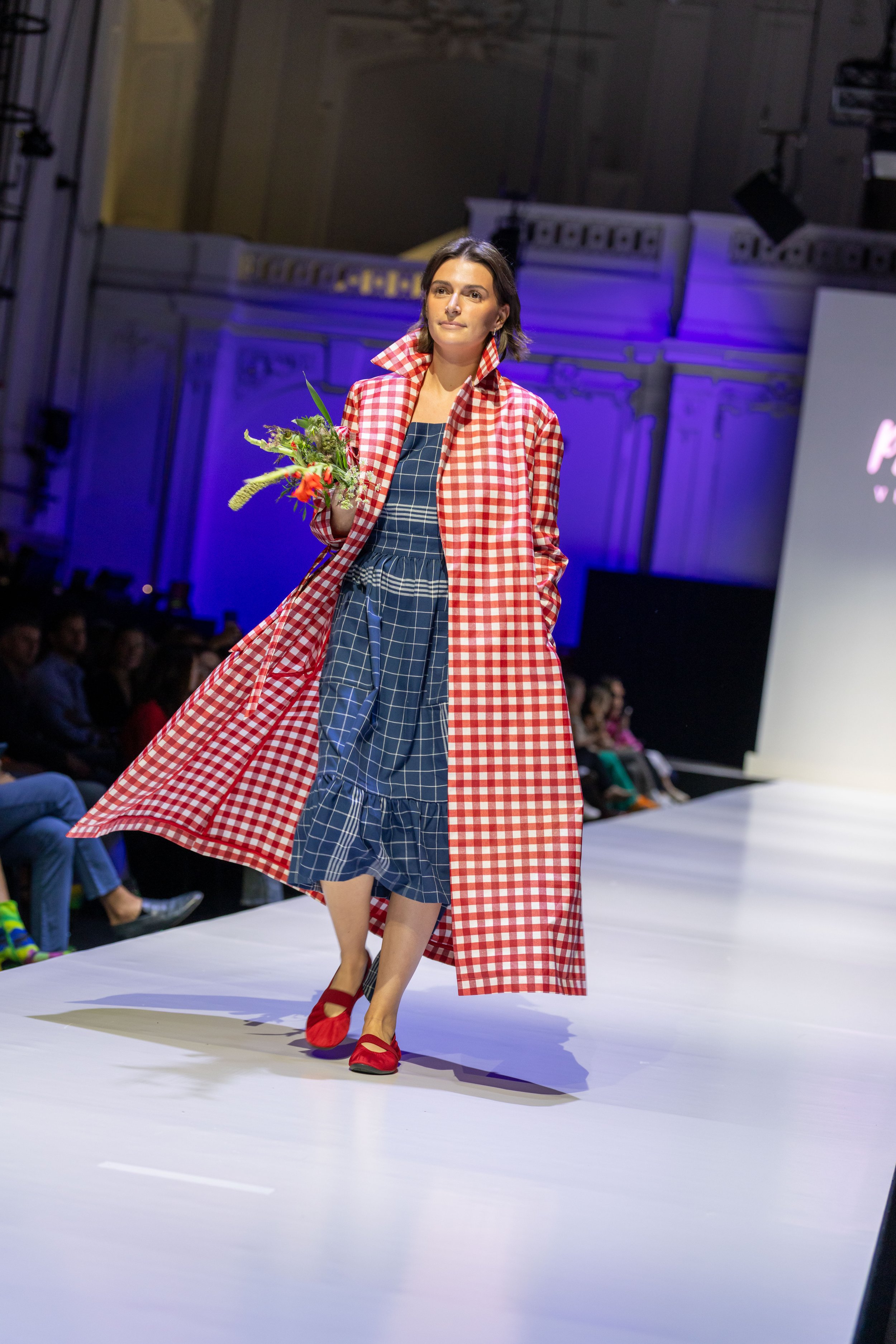 palla-vienna-holly-regen-trenchcoat-rotes-karo2.jpeg