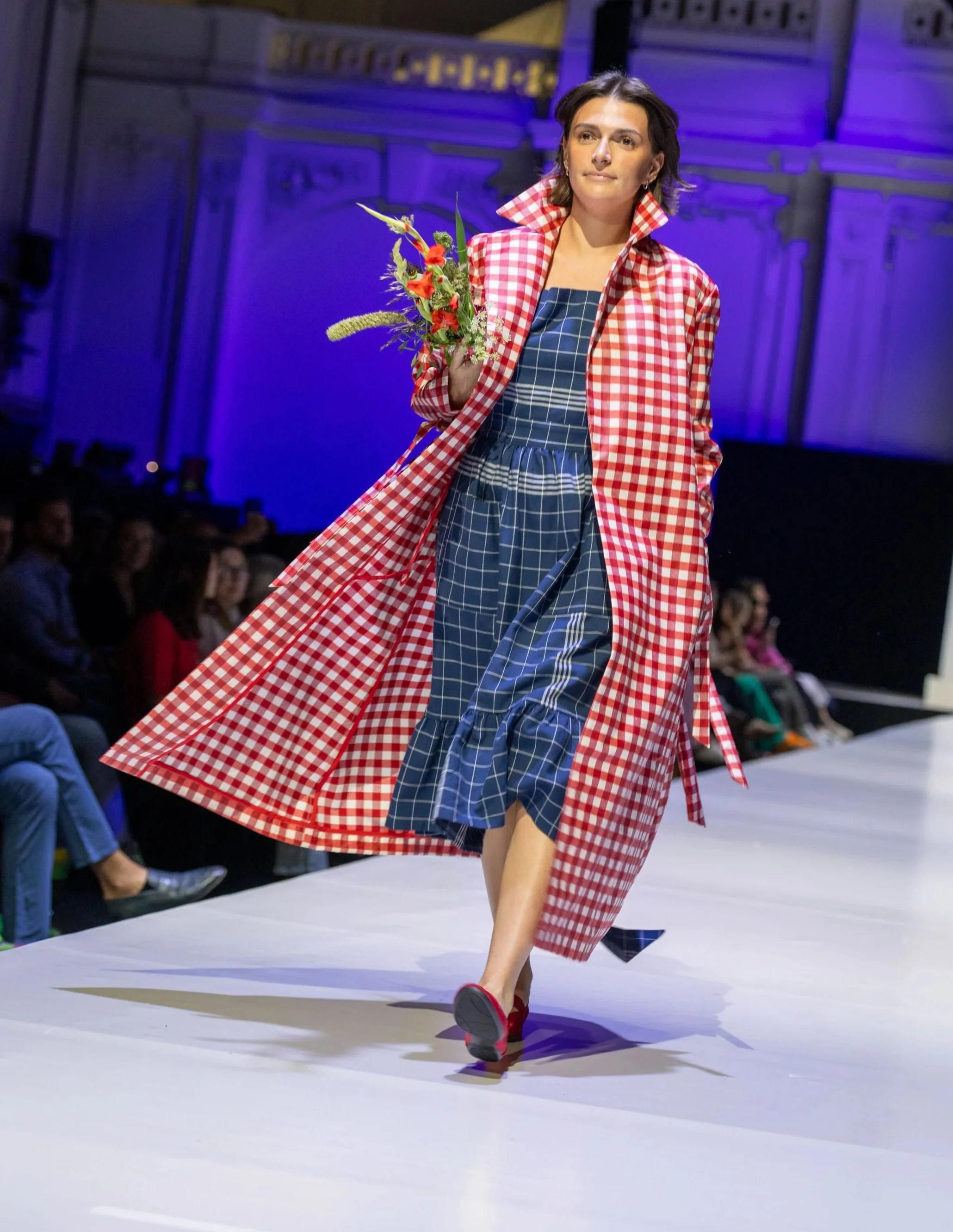 palla-vienna-holly-regen-trenchcoat-rotes-karo3.jpg