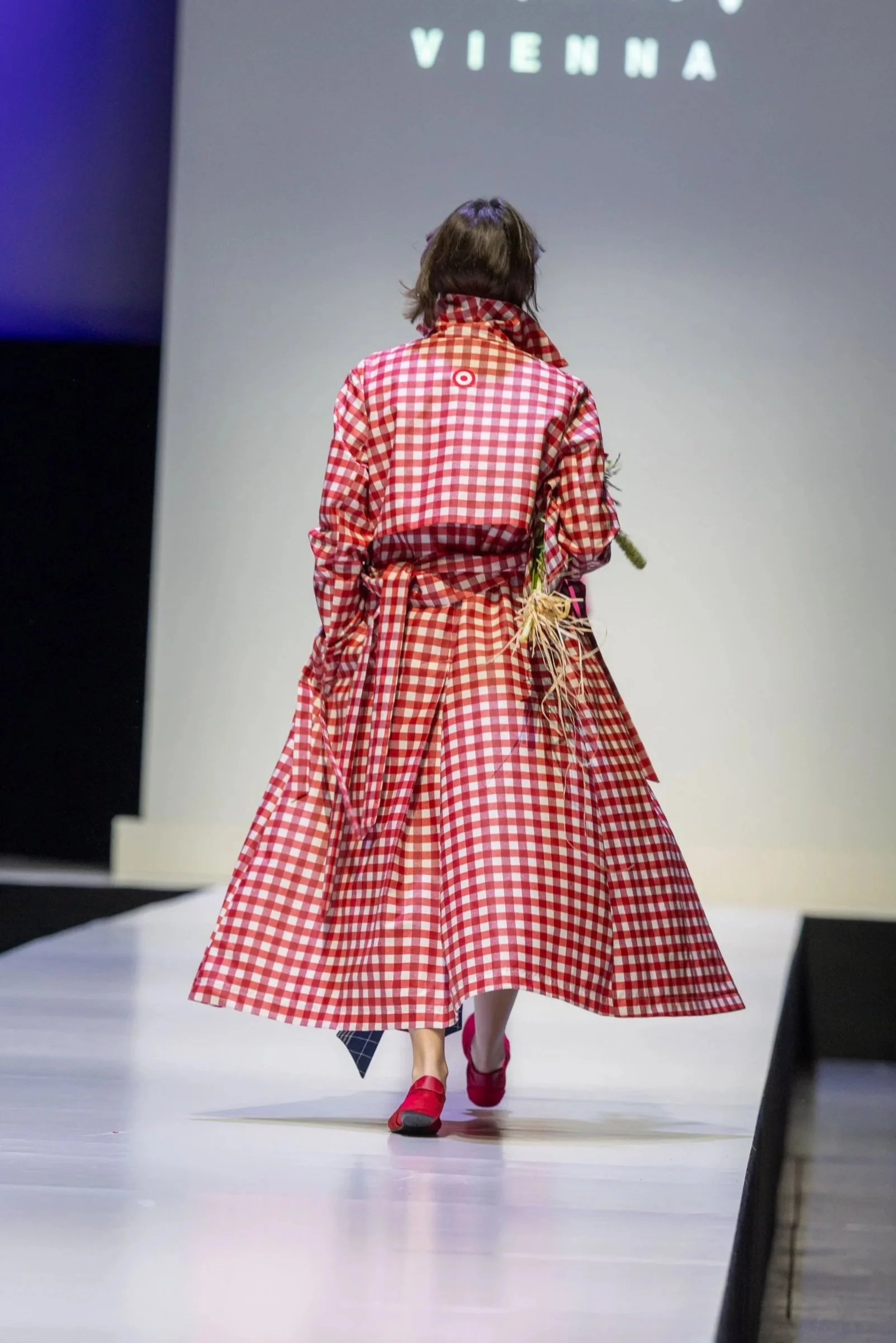 palla-vienna-holly-regen-trenchcoat-rotes-karo1.jpg