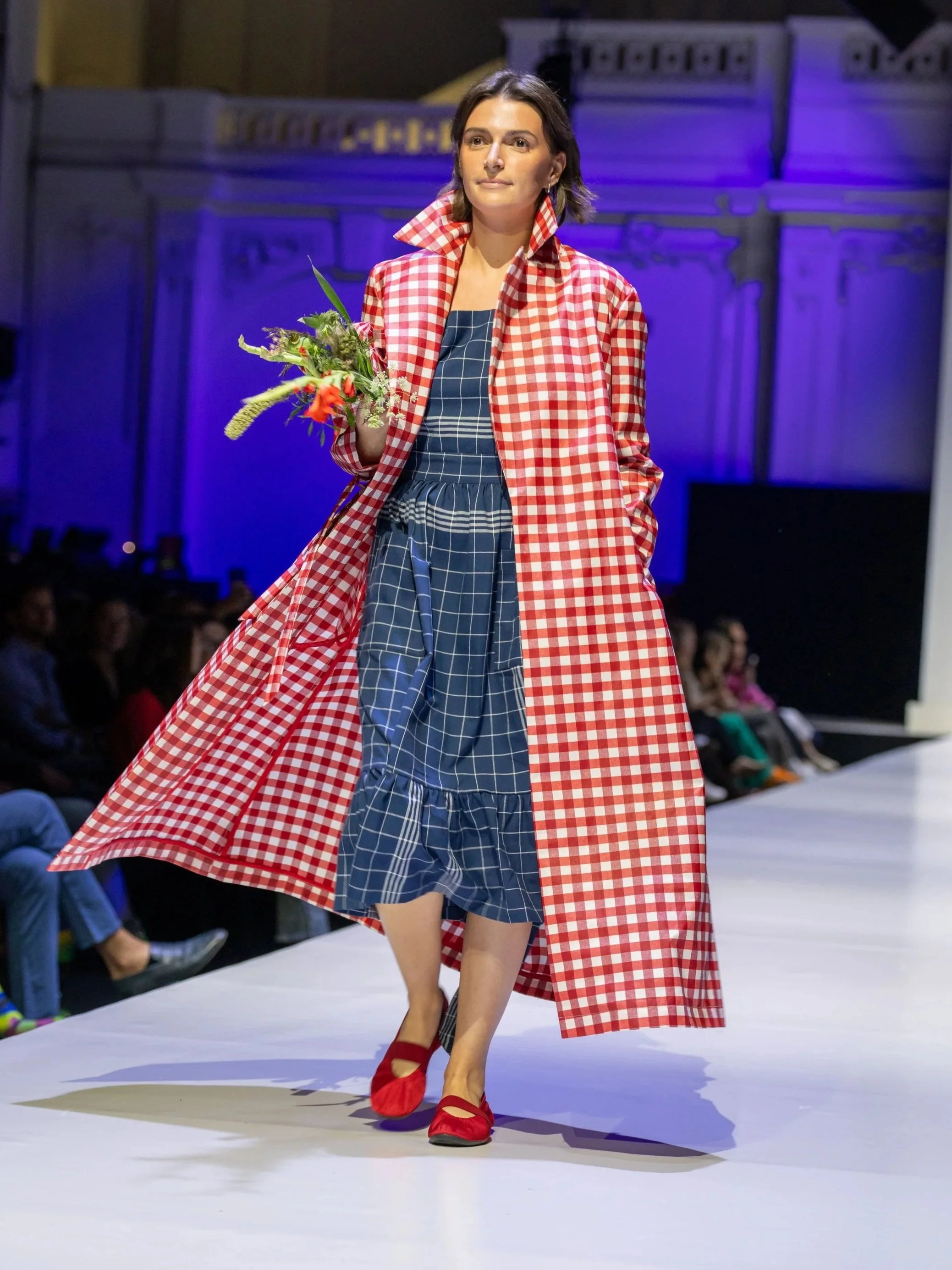 palla-vienna-holly-regen-trenchcoat-rotes-karo2.jpg