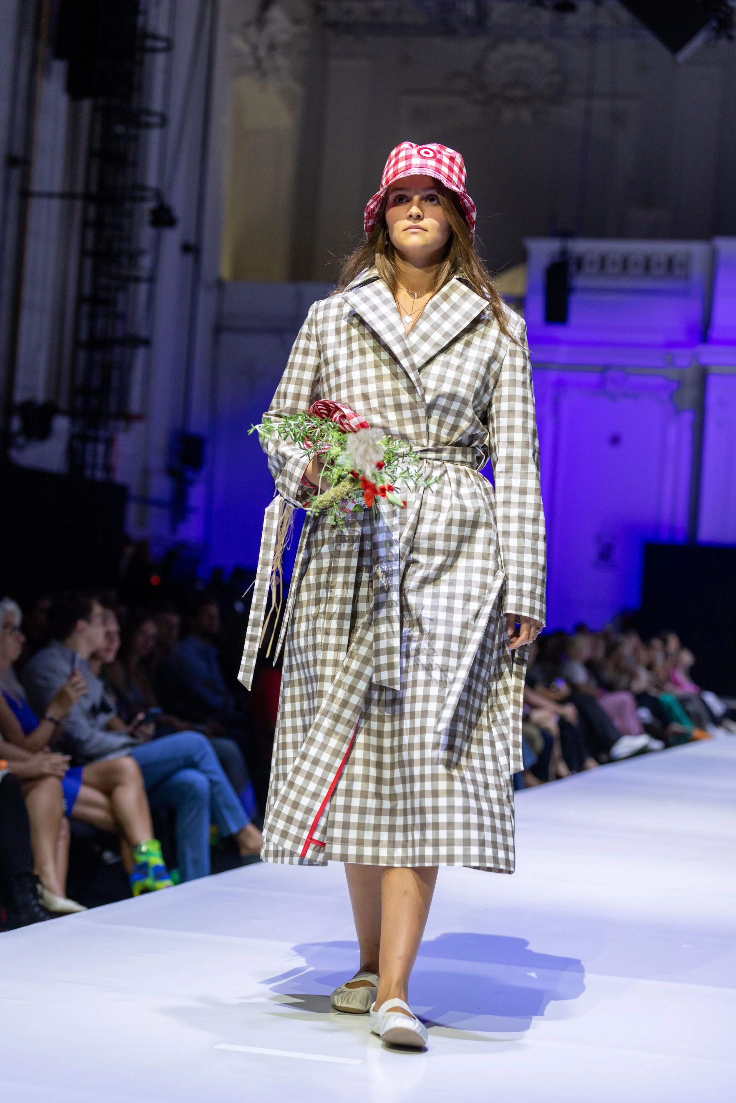 palla-vienna-holly-regen-trenchcoat-rotes-karo11.jpeg