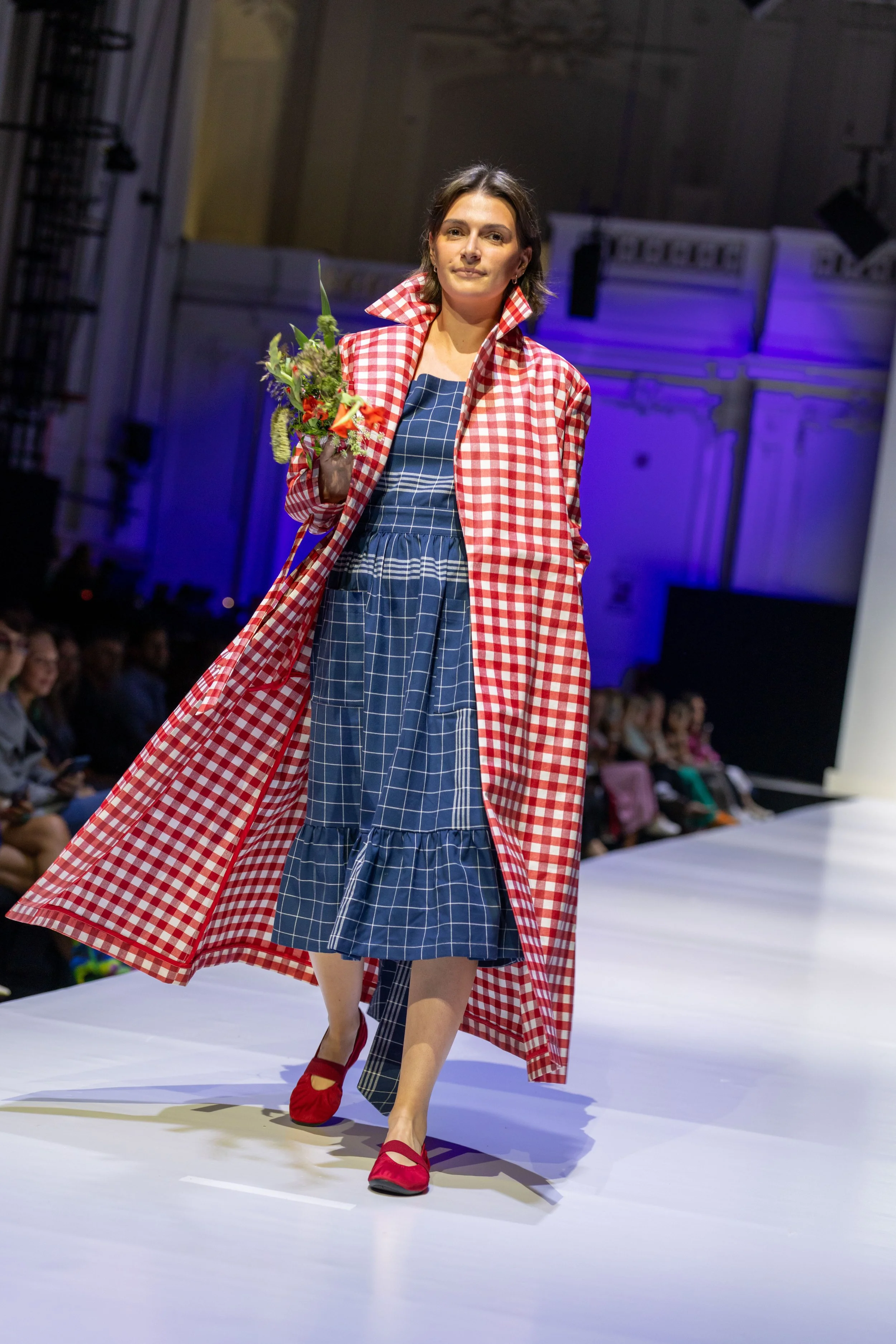 palla-vienna-holly-regen-trenchcoat-rotes-karo4.jpeg