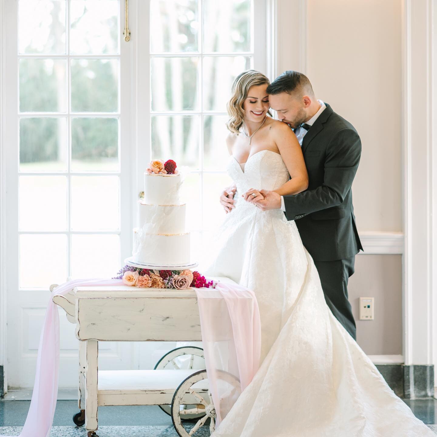 Our little tea cart &ldquo;Alexandria&rdquo; gets used as a cake cart a TON and we are not mad about it!!🎂

We have a collection of bar carts and small tables that are perfect for non alcoholic beverages and desserts 🧁 🥤 

Photographer: @ashleydye