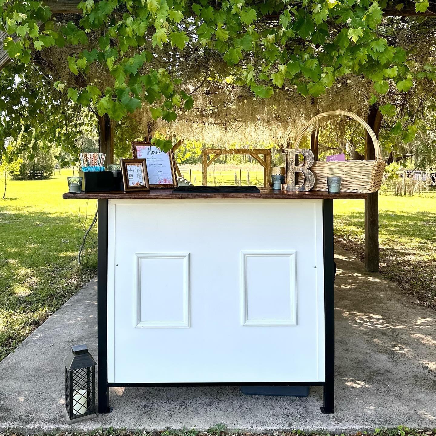 A little Chestnut love ❤️ 

Our smaller bar Chestnut is the perfect bar if you don&rsquo;t have room for the Unbridled Bar or if your venue doesn&rsquo;t have its own. 

Last Sunday we were under the grapevines at @bannervilleoaksfarm for the sweetes