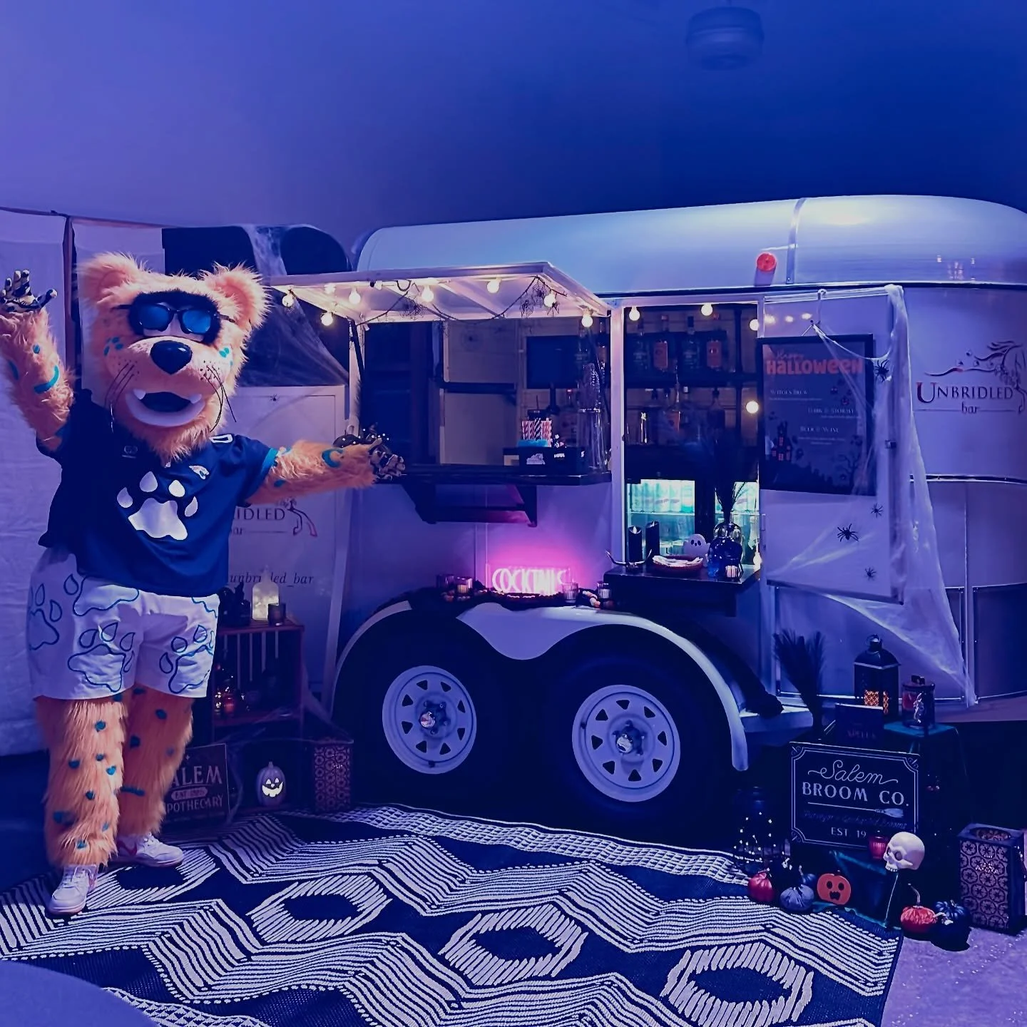 A Monday night Jags win that&rsquo;s going in the history books!! #duuuuuuval 

While my heart will always be a New England girl &hearts;️💙 it&rsquo;s great see the @jaguars winning and beating the Chiefs 🤢🤢🤮

@thejaxsondeville always is the best
