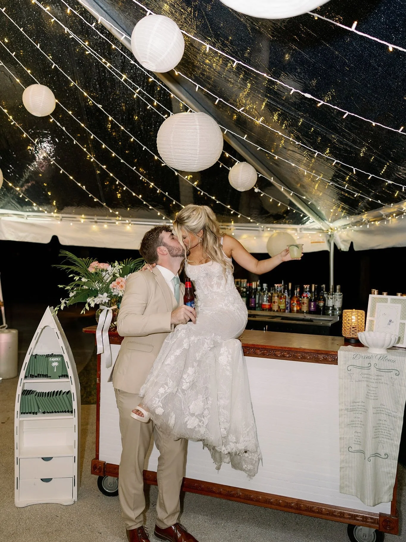 Sunday. The sweetest couple, the prettiest Florida vibes venue, the best crowd, the cutest pups AND THAT DREAM VENDOR TEAM ❤️💃

Not shown in this photo, the bartenders me and @redd.kat20 holding the bar from rolling  hiding behind the bar 😂 

What 