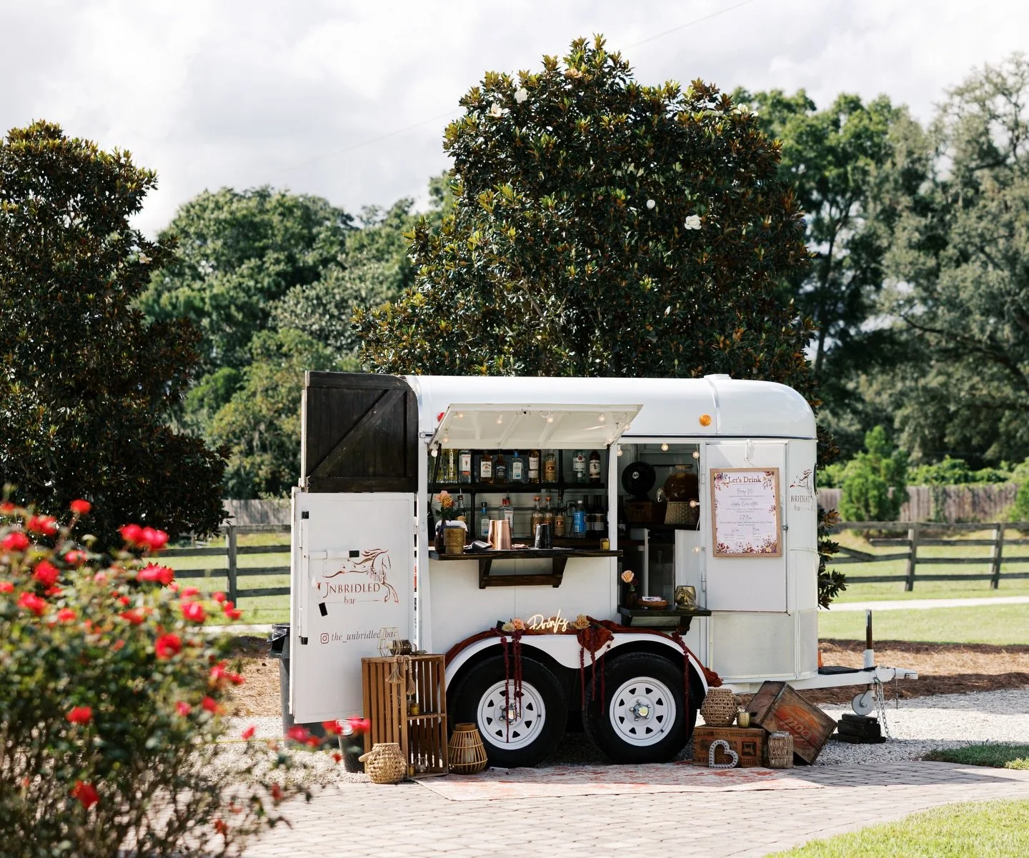 We are in the middle of Spring wedding season and life is full of amazing love stories and craft cocktails 🍹 

Divine Sprits Bartending &amp; The Unbridled Bar ✨
Jacksonville Florida&rsquo;s leading mobile bar experience. Our bars or yours (or your 