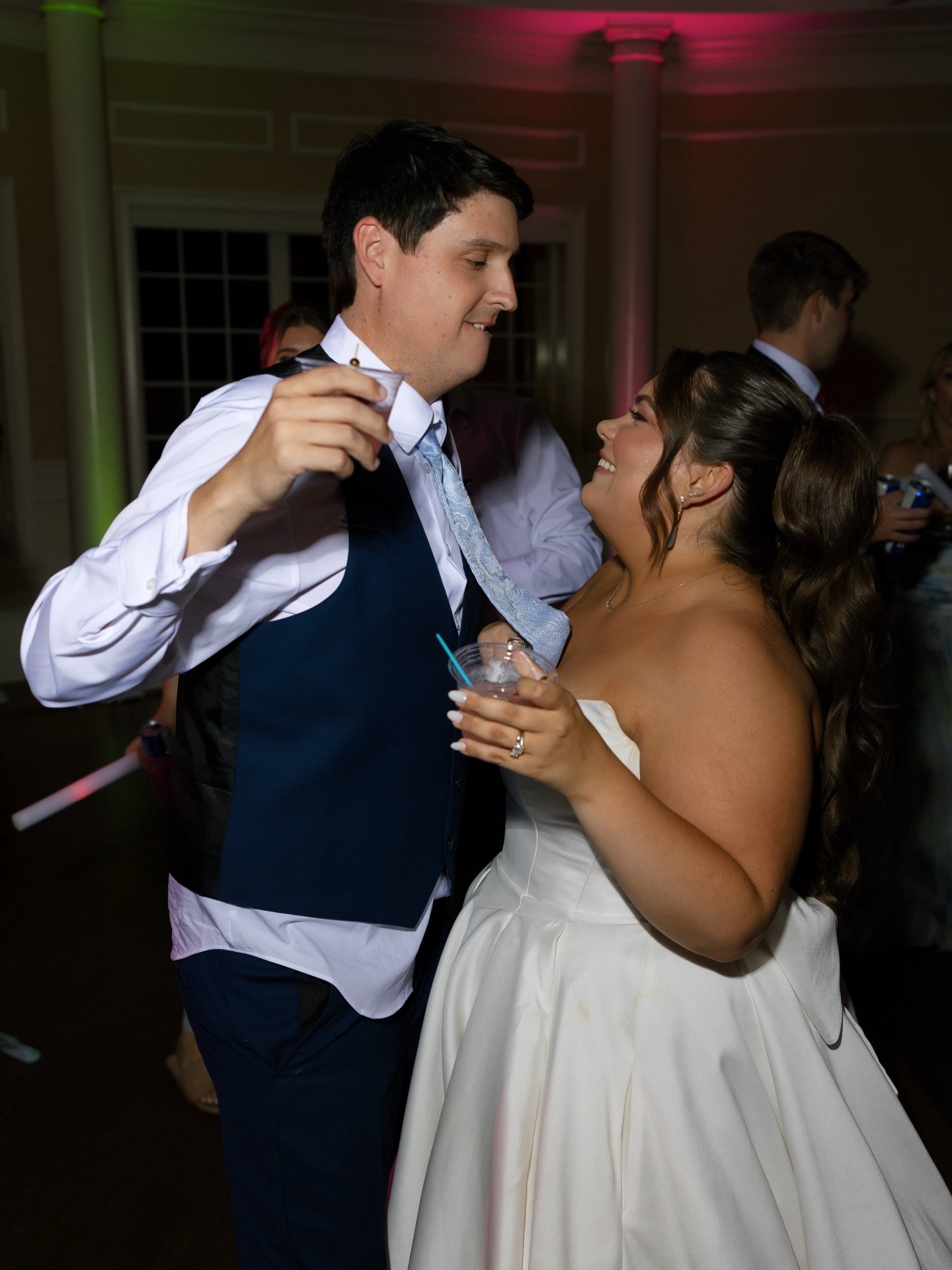 Our sweet bride @charllls_lynch brought IMPECCABLE vibes to the dance floor all night long 💃🪩

From dancing with her new husband to jamming with her favorite ladies she did it all with a cocktail in hand looking absolutely flawless 👏🏻👏🏻👏🏻

Sw